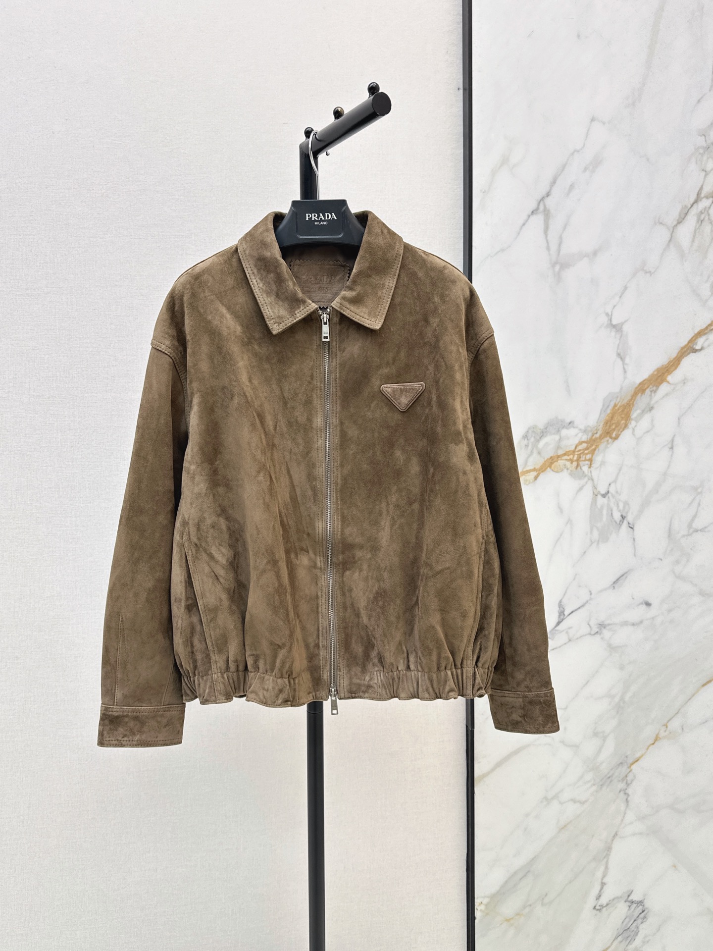 NO:949430,PD 26Ss————The latest silhouette suede lapel jacket in early autumn. High luxury style. Customized suede suede craftsmanship. The contrast can be salty or sweet. The loose H version is versatile and slim. 100% imported lambskin fabric. Three colors sml, Prada-clothing, prada, jackets & coats, jackets & coats, sheepskin, chamois leather,19860909PD 26Ss————早秋最新款廓形麂皮绒翻领夹克外套高奢风穿搭定制麂皮绒绒面工艺 反差感可盐可甜 宽松H版型百搭又显瘦 百分百进口小羊皮面料 三色sml,普拉达-服装,prada,jackets & coats,jackets & coats,sheepskin,chamois leather,,Women's clothing