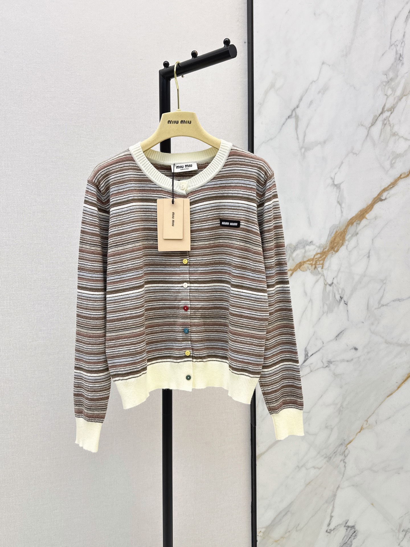 NO:951606,Miu 26Ss————The latest striped knitted cardigan for early autumn with contrasting stripes and a retro college style. The knitted fabric is soft and skin-friendly. It is super comfortable to wear in autumn and winter. The round neck stripe design makes the face smaller and flatters the figure. The loose version is not flattering to the figure. It is OK to wear alone or layered ~ can be easily managed for commuting and casual gatherings. Paired with jeans or skirts, it directly adds to the atmosphere. Two-color sml,,miumiu,skirts,jeans,19860909Miu 26Ss————早秋最新款条纹针织开衫撞色条纹复古学院风满满 针织面料亲肤柔软 秋冬穿超舒服 圆领条纹设计 显脸小又修饰身形 宽松版型不挑身材 单穿or叠搭都很OK～通勤休闲聚会都能轻松驾驭 搭配牛仔裤或半裙 氛围感直接拉满 两色sml,,miumiu,skirts,jeans,,Women's clothing