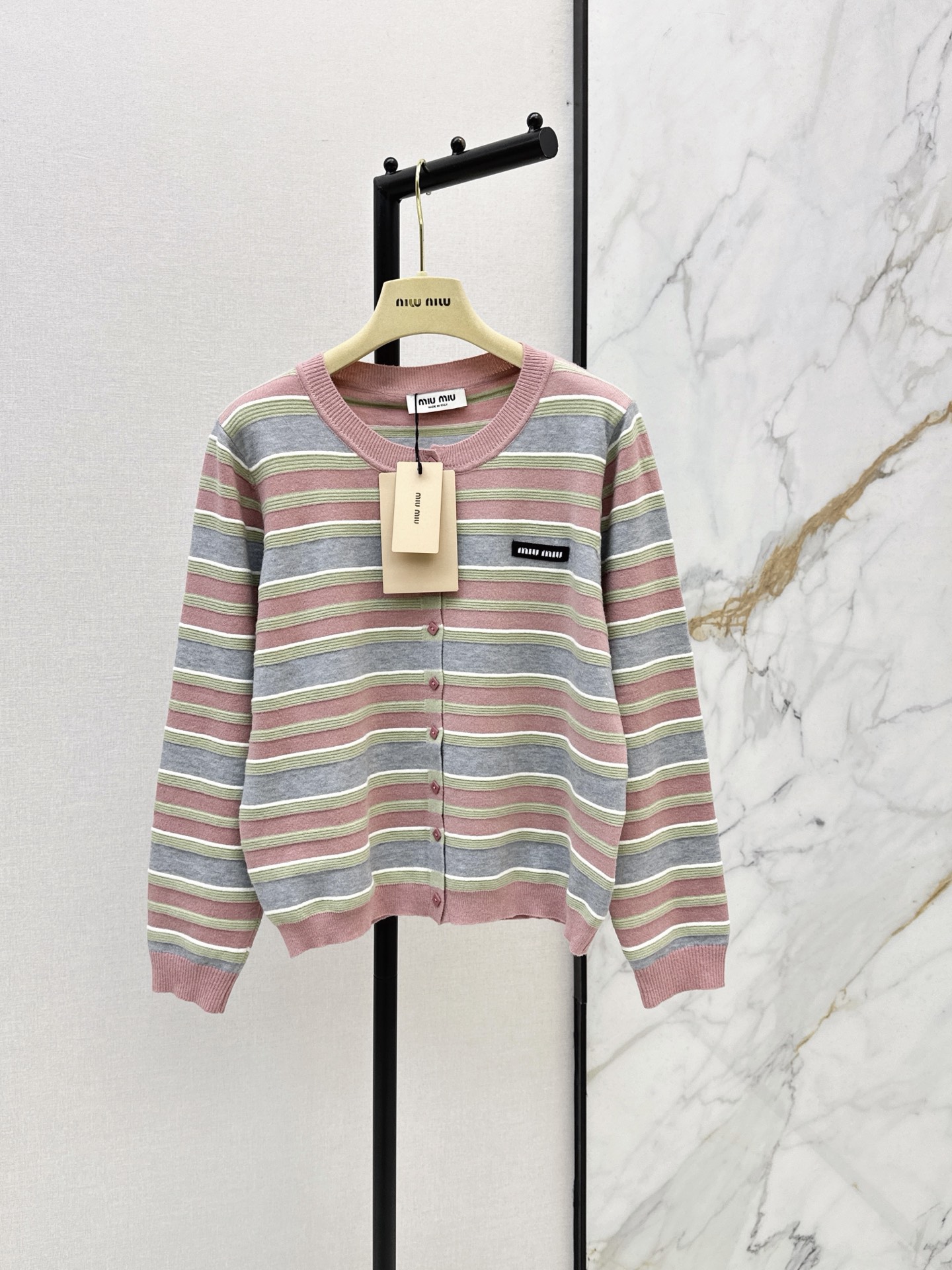 NO:951592,Miu 26Ss————The latest striped knitted cardigan for early autumn with contrasting stripes and a retro college style. The knitted fabric is soft and skin-friendly. It is super comfortable to wear in autumn and winter. The round neck stripe design makes the face smaller and flatters the figure. The loose version is not flattering to the figure. It is OK to wear alone or layered ~ can be easily managed for commuting and casual gatherings. Paired with jeans or skirts, it directly adds to the atmosphere. Three colors sml l,,miumiu,skirts,jeans,19860909Miu 26Ss————早秋最新款条纹针织开衫撞色条纹复古学院风满满 针织面料亲肤柔软 秋冬穿超舒服 圆领条纹设计 显脸小又修饰身形 宽松版型不挑身材 单穿or叠搭都很OK～通勤休闲聚会都能轻松驾驭 搭配牛仔裤或半裙 氛围感直接拉满 三色sml l,,miumiu,skirts,jeans,,Women's clothing