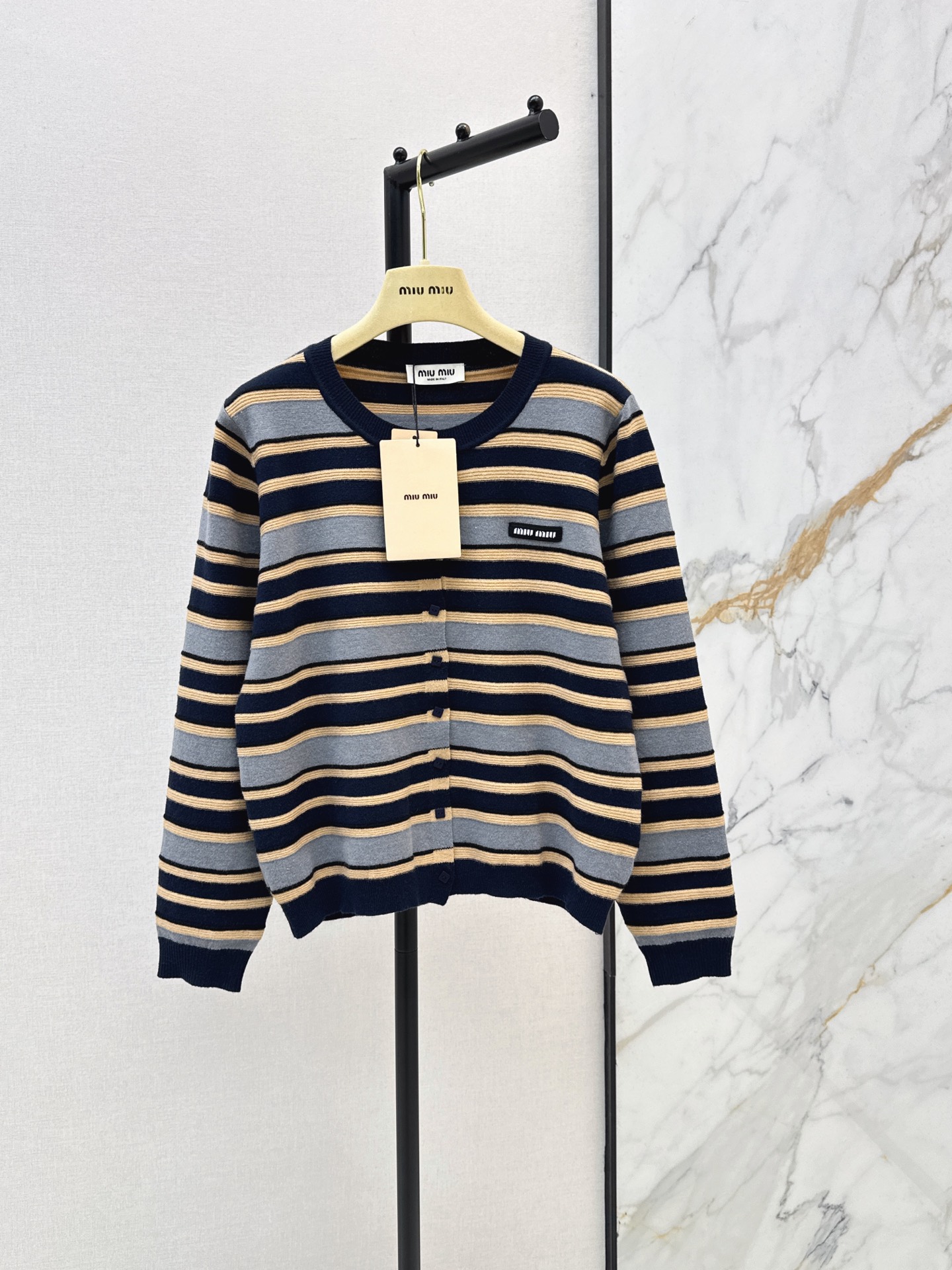 NO:951579,Miu 26Ss————The latest striped knitted cardigan for early autumn with contrasting stripes and a retro college style. The knitted fabric is soft and skin-friendly. It is super comfortable to wear in autumn and winter. The round neck stripe design makes the face smaller and flatters the figure. The loose version is not flattering to the figure. It is OK to wear alone or layered ~ can be easily managed for commuting and casual gatherings. Paired with jeans or skirts, it directly adds to the atmosphere. Three colors sml,,miumiu,skirts,jeans,19860909Miu 26Ss————早秋最新款条纹针织开衫撞色条纹复古学院风满满 针织面料亲肤柔软 秋冬穿超舒服 圆领条纹设计 显脸小又修饰身形 宽松版型不挑身材 单穿or叠搭都很OK～通勤休闲聚会都能轻松驾驭 搭配牛仔裤或半裙 氛围感直接拉满 三色sml,,miumiu,skirts,jeans,,Women's clothing