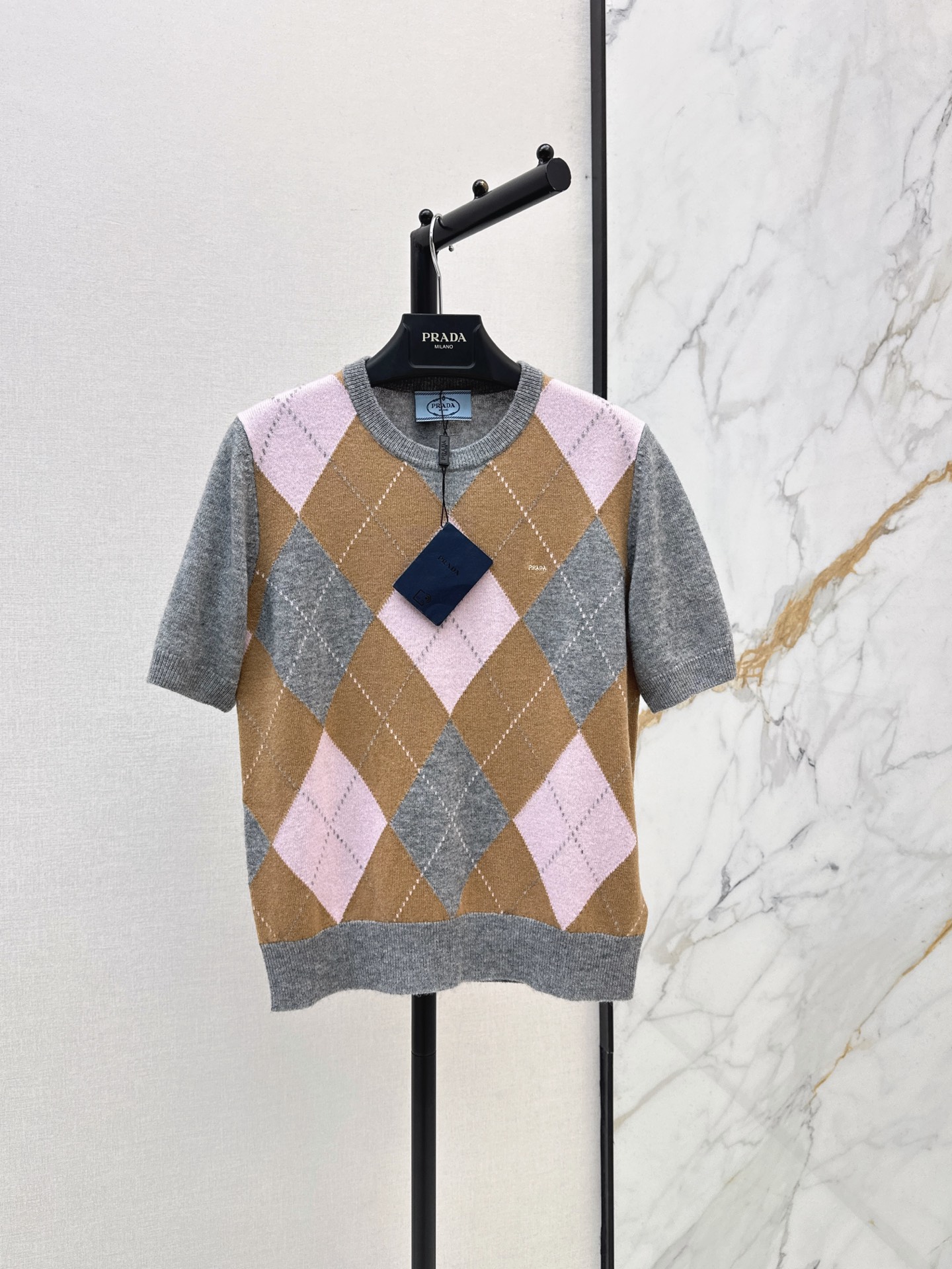 NO:951557,PD 26Ss————The latest pink and brown diamond cashmere short-sleeved knitwear in college style for early autumn. High-grade gray with pink and brown diamond jacquard. It comes with a gentle retro filter. It turns into an American retro girl in seconds. Imported loom creates a delicate and smooth texture. Bright diamond + dark diamond combination weaving. Round neck fit version makes it look slimmer and more proportional. Precision small logo embroidery on the chest is low-key yet exquisite. One color sml,, T-shirt,19860909PD 26Ss————早秋最新款粉棕菱格羊绒短袖针织衫学院风基础款 高级灰色搭配粉棕色调的菱格纹提花自带温柔复古滤镜 秒变美式复古少女 进口织机打造细腻平整织面 明菱格＋暗菱格组合编织 圆领合身版型显瘦又拉比例 胸口饰精密小logo徽标刺绣低调又不失精致格调 一色sml,,T-shirt,,Women's clothing