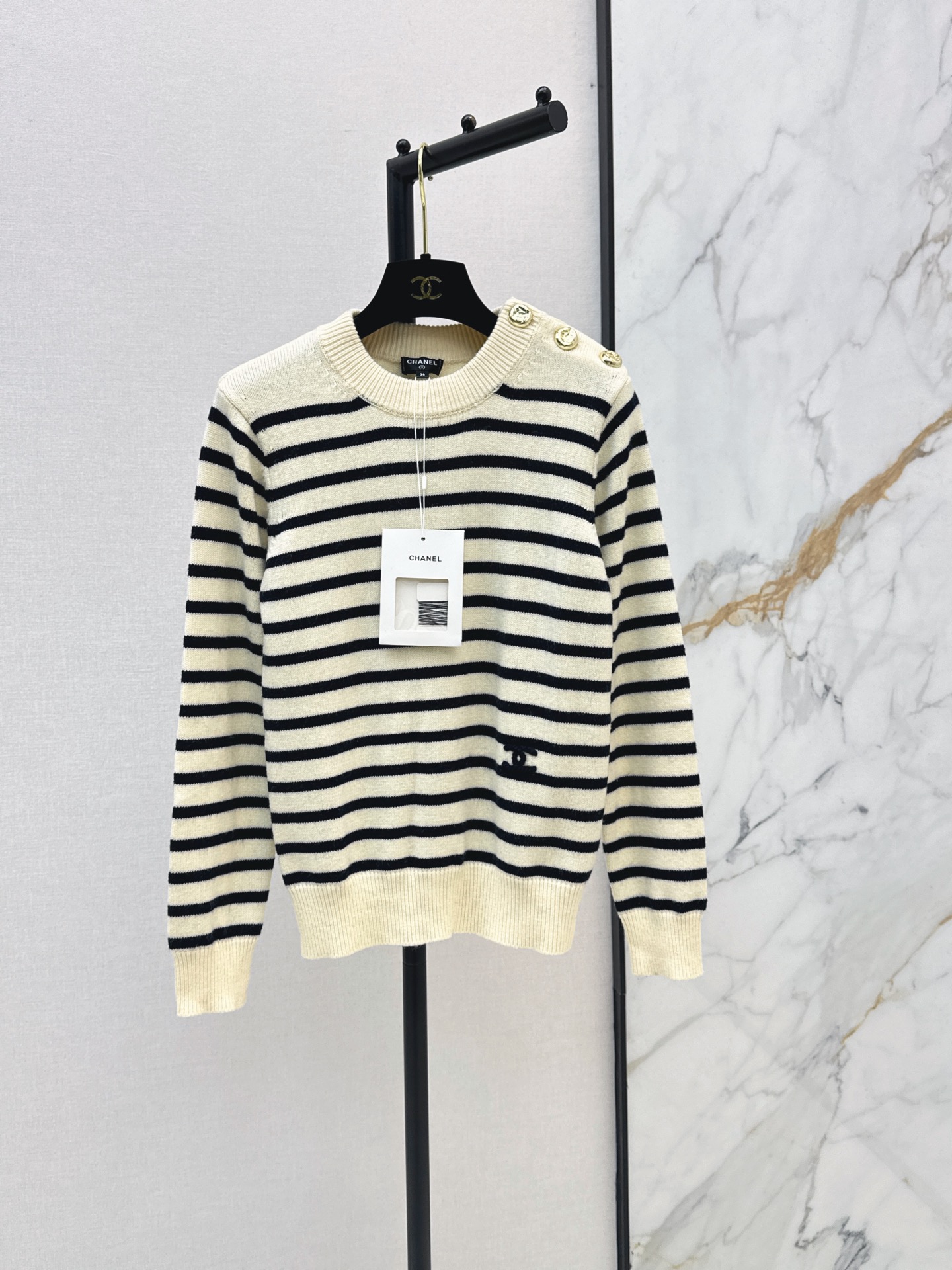 NO:951547,C Home 26Ss————The latest high-end handmade workshop series striped sweater in early autumn, classic round neck + metal buttons on the shoulders, full of details, wool blend material, soft and warm, very suitable for autumn and winter, double C Logo embroidery on the chest, full of brand feeling, striped design is simple and versatile, commuting and leisure is a must-have classic item in the wardrobe, one color sml,,chanel,19860909C家 26Ss————早秋最新款高级手工坊系列条纹针织衫经典圆领+肩部金属纽扣 细节满分 羊毛混纺材质 柔软又保暖 秋冬穿超合适 胸前双C Logo刺绣品牌感拉满 条纹设计简约百搭 通勤休闲是衣橱必备经典单品 一色sml,,chanel,,Women's clothing