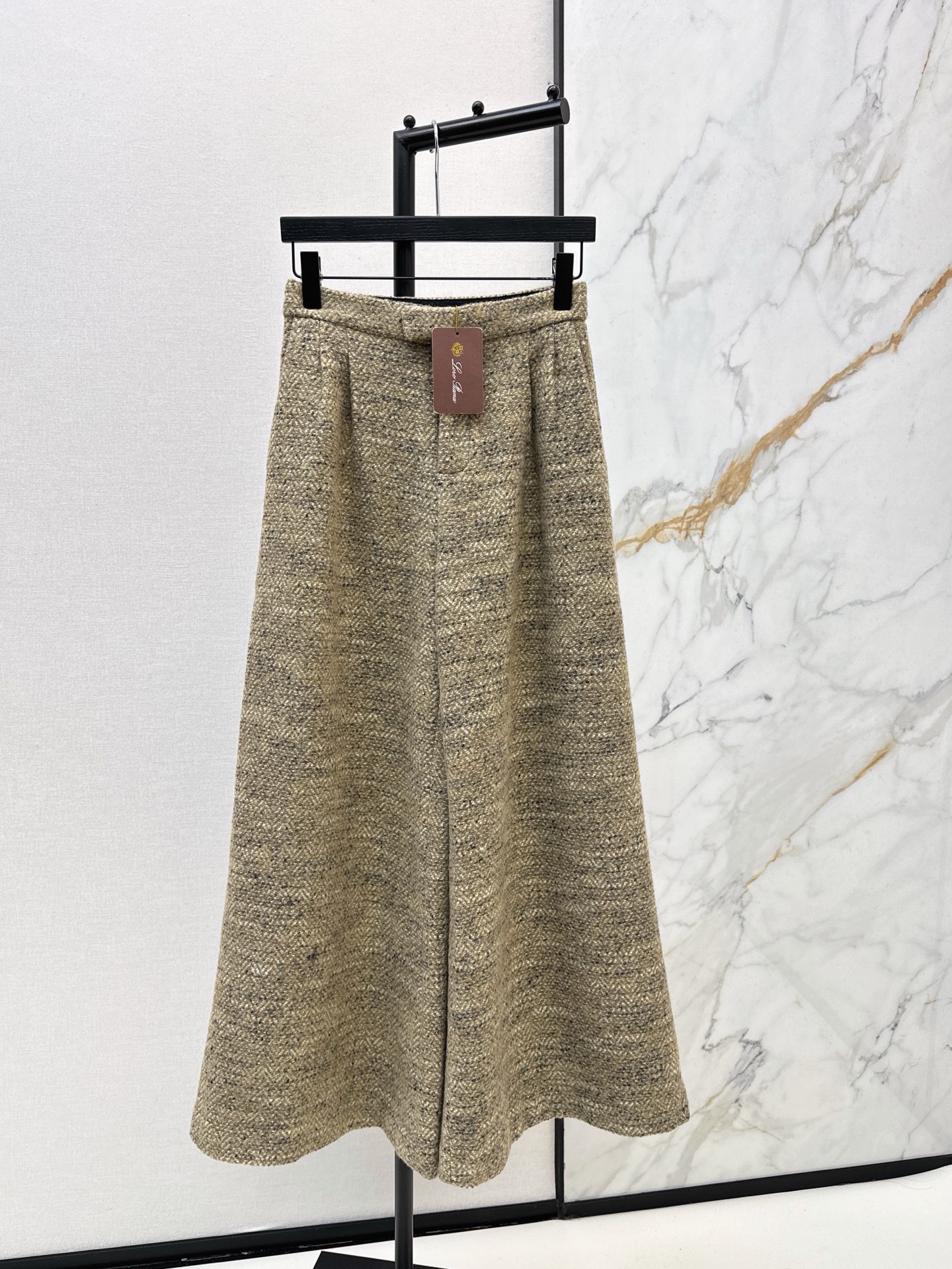 NO:951521,Minimalist and high-intellectual wear LP 26Ss————The latest chic and handsome high-end alpaca tweed trousers for autumn and winter. High-waisted wide-leg trousers with legs all the way down from the chest. Custom-made imported wool woven tweed fabric with a wide and thick texture. The fabric contains gold threads and shines with low-key luxury design. Highly recommended as a classic and versatile item. The three-dimensional tailoring version makes the upper body slim and tall. Customized waistband cover with fine diagonal lining throughout. Recommended a series of combinations.  one color sml,,loro piana,19860909极简高智感穿搭 LP 26Ss————秋冬最新款潇洒帅气的高级羊驼毛花呢西裤高腰阔腿裤型胸以下全是腿 定制进口羊毛编织花呢面料 质感挺阔厚实 面料含金丝闪耀低调奢华设计感超赞 强烈推荐经典百搭单品 立体剪裁版型上身显瘦又高挑 定制腰贴套全里细斜里衬质感细腻 推荐一系列搭配 一色sml,,loro piana,,Women's clothing