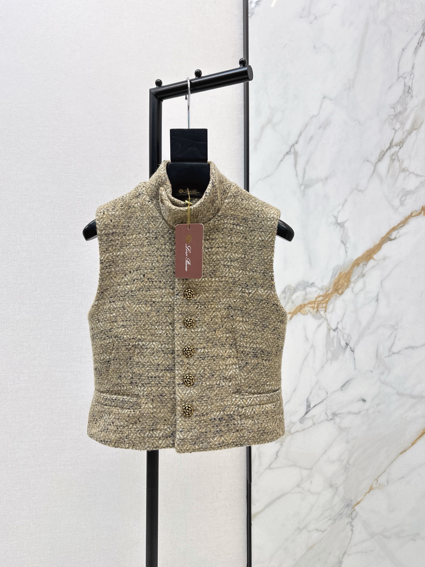 NO:951613,Minimalist and high-intellectual wear LP 26Ss————The latest chic and handsome high-end alpaca wool tweed vest small jacket in autumn and winter. Retro metal thistle buckle. Equestrian style jacket with stand-up collar and waisted version. Custom-made imported wool woven tweed fabric has a wide and thick texture. The fabric contains gold threads and shines, and the low-key luxury design is awesome. Highly recommended for classic and versatile items. The three-dimensional tailoring version makes the upper body slim and tall. Customized thin lining has a delicate texture. Recommend a series of combinations.  One color sml,,loro piana,jackets & coats,jackets & coats,19860909极简高智感穿搭 LP 26Ss————秋冬最新款潇洒帅气的高级羊驼毛花呢马甲小外套复古金属蓟花扣 马术风夹克立领收腰版型 定制进口羊毛编织花呢面料质感挺阔厚实 面料含金丝闪耀低调奢华设计感超赞 强烈推荐经典百搭单品 立体剪裁版型上身显瘦又高挑 定制细斜里衬质感细腻 推荐一系列搭配 一色sml,,loro piana,jackets & coats,jackets & coats,,Women's clothing