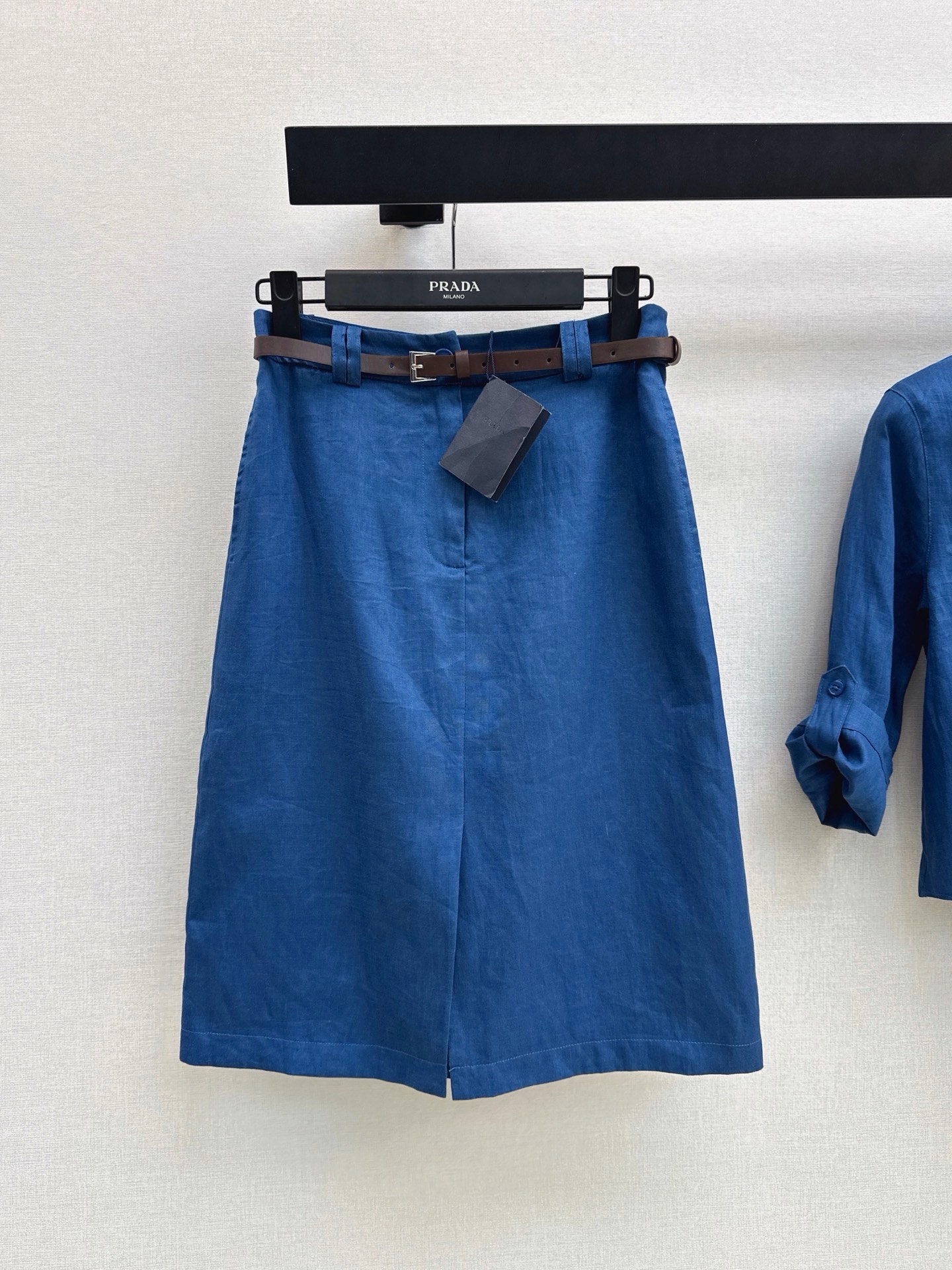 NO:951588,PD 26Ss————The latest old-money fashionable linen suit for spring and summer. Short-sleeved shirt with lace-up design at the hem + belted skirt. The combination is super nice. Vacation Feel Online. Casual and lazy. It has the attributes of old-money and does not lack the sense of style. 100% linen fabric. Very breathable. Two colors are separated. sml,,skirts,shirts,T-shirt,19860909PD 26Ss————春夏最新款老钱时髦亚麻套装 下摆系带设计短袖衬衫+腰带半裙 一套搭配超级好看 度假Feel在线 休闲慵懒 自带老钱的属性 又不缺少造型感 百分百亚麻面料 透气性很好 两色分开发 sml,,skirts,shirts,T-shirt,,Women's clothing