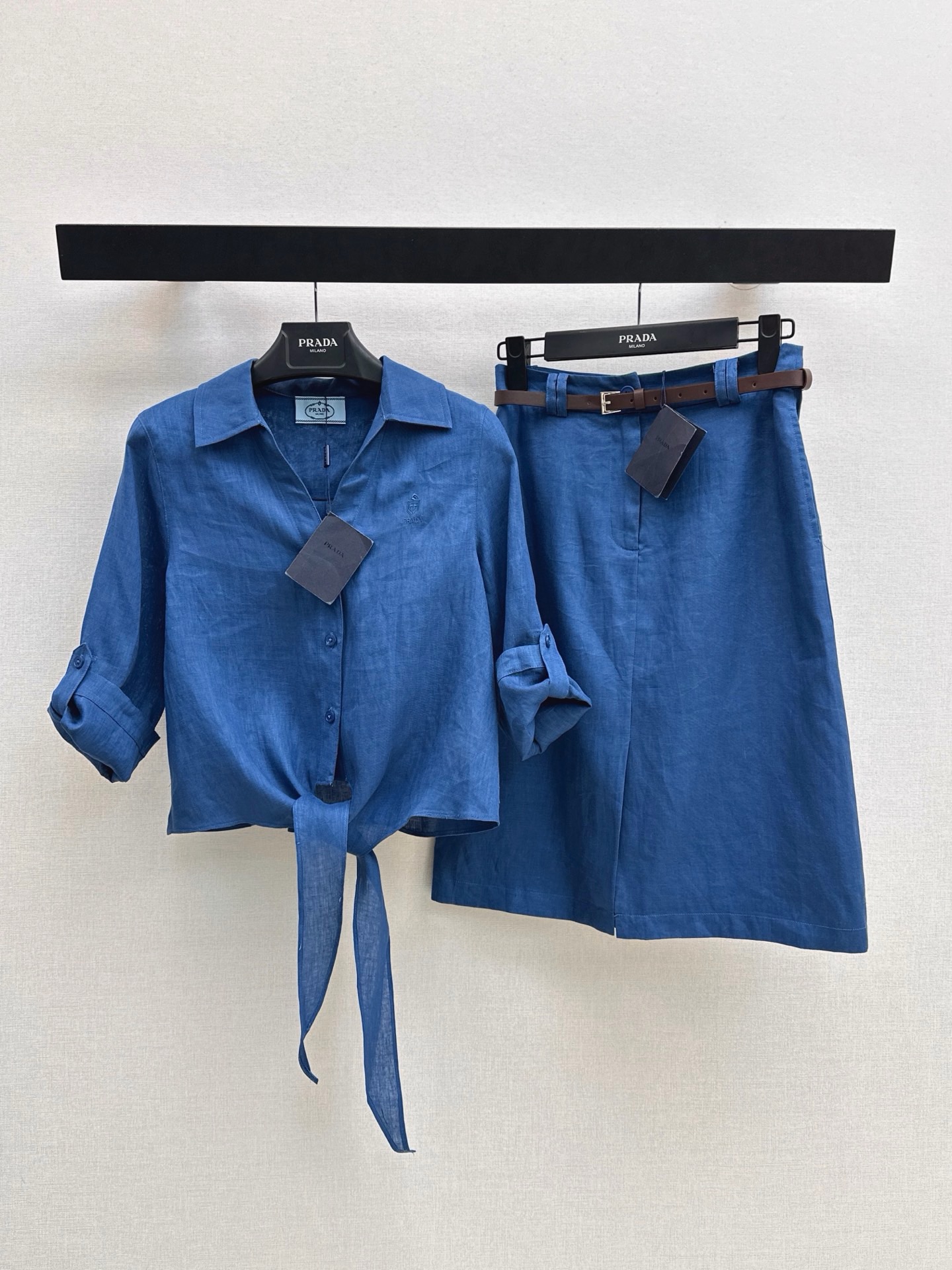 NO:951574,PD 26Ss————The latest old-money fashionable linen suit for spring and summer. Short-sleeved shirt with lace-up design at the hem + belted skirt. The combination is super good-looking. Vacation Feel Online. Casual and lazy. It has the attributes of old-money without lacking a sense of style. 100% linen fabric. Very breathable. Two colors are separated. SML shirts, skirts, shirts, T-shirts,19860909PD 26Ss————春夏最新款老钱时髦亚麻套装 下摆系带设计短袖衬衫+腰带半裙 一套搭配超级好看 度假Feel在线 休闲慵懒 自带老钱的属性 又不缺少造型感 百分百亚麻面料 透气性很好 两色分开发 sml 衬衫,,skirts,shirts,T-shirt,,Women's clothing