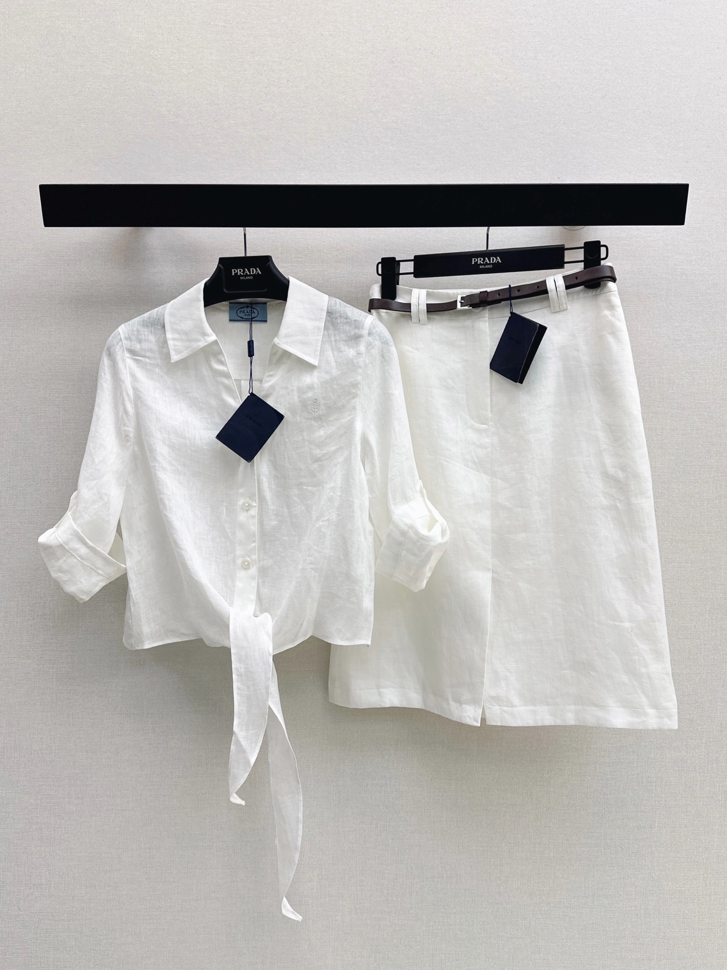 NO:951553,PD 26Ss————The latest old-money fashionable linen suit for spring and summer. Short-sleeved shirt with lace-up design at the hem + belted skirt. The combination is super good-looking. Vacation Feel Online. Casual and lazy. It has the attributes of old-money without lacking a sense of style. 100% linen fabric. Very breathable. Two colors are separated. SML shirts, skirts, shirts, T-shirts,19860909PD 26Ss————春夏最新款老钱时髦亚麻套装 下摆系带设计短袖衬衫+腰带半裙 一套搭配超级好看 度假Feel在线 休闲慵懒 自带老钱的属性 又不缺少造型感 百分百亚麻面料 透气性很好 两色分开发 sml 衬衫,,skirts,shirts,T-shirt,,Women's clothing