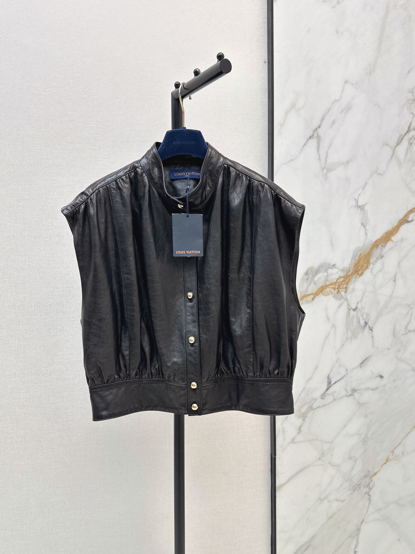 NO:951544,A must-have for concave shapes, L's 26Ss - the latest handsome and fashionable vest jacket in autumn and winter, imported oil edge craftsmanship, relaxed old-money style outfit, 100% imported lambskin texture, stand-up collar, pleated wide-shoulder cut, low-key, luxurious and elegant, classic version, versatile and easy on the upper body, three-color sml,, louis vuitton, jackets & coats, sheepskin,19860909凹造型必备 L家 26Ss———秋冬最新款帅气时髦马甲外套进口油边工艺 松弛感的老钱风穿搭 百分百进口小羊皮质感超赞 立领褶皱宽肩版型剪裁 低调奢华气质优雅 经典版型百搭不挑人上身 三色sml,,louis vuitton,jackets & coats,sheepskin,,Women's clothing