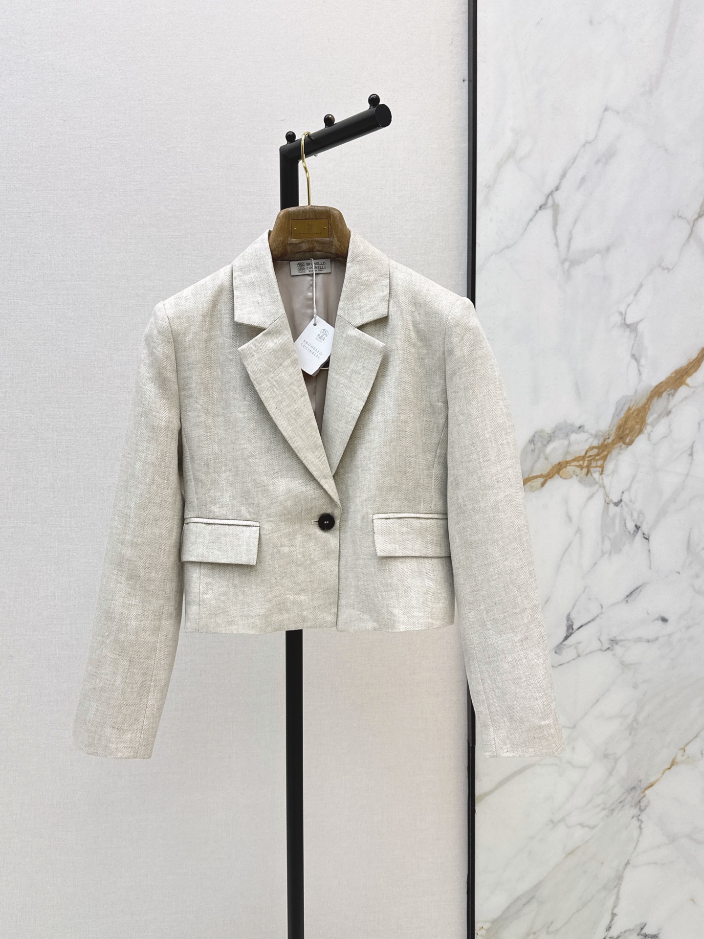 NO:951534,Bc 26Ss————The latest herringbone linen suit jacket in early autumn, single-breasted and short version. The upper body is capable and elegant. It is a goddess. It is easy to control and interpret different styles for commuting. The custom-made herringbone fabric has a great texture. One color sml,,jackets & coats,business suit,19860909Bc 26Ss————早秋最新款人字纹亚麻西装小外套单排扣小短款版型 上身干练优雅气场女神 通勤穿搭轻松驾驭演绎不同风格 定制的人字纹面料 质感很赞 一色sml,,jackets & coats,business suit,,Women's clothing