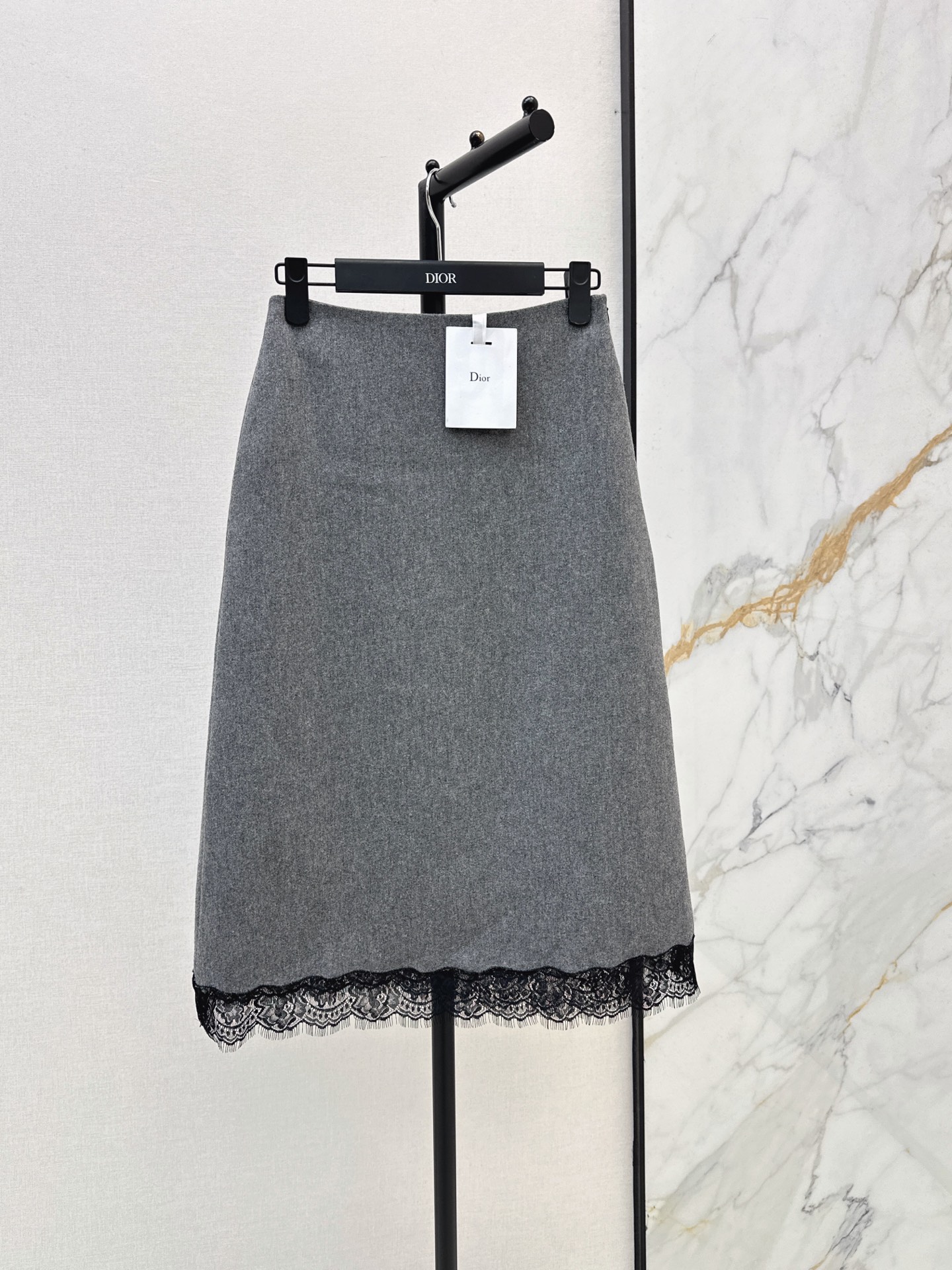 NO:951525,CD 26Ss - the latest early autumn lace spliced ​​A-line high-waisted skirt. Elegant lady temperament, fashionable beauty, unique. Made of gray wool blended fabric. Straight silhouette. Matched with lace details on the hem to enhance the style. Recommended one set to create a refined classic. One color sml,,skirts,19860909CD 26Ss———早秋最新款蕾丝拼接A字高腰半裙 优雅Lady气质 时髦美感 别具一格 采用灰色羊毛混纺面料 直筒廓形 搭配下摆蕾丝细节提升格调 推荐一套搭配 打造精致的经典 一色sml,,skirts,,Women's clothing