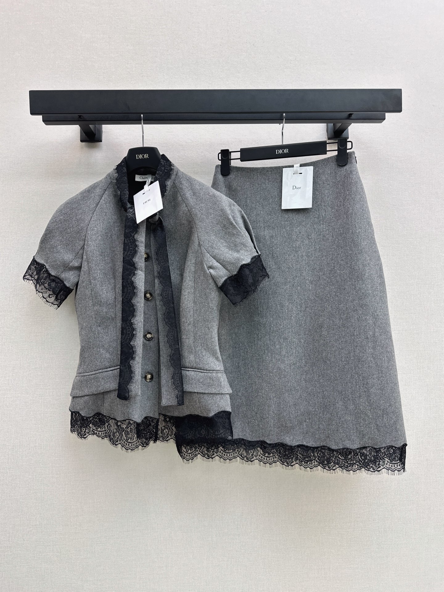 NO:951516,CD 26Ss————The latest early autumn lace splicing ribbon short-sleeved top is elegant and ladylike. It is unique. It is made of gray sheep wool blended fabric. It has a three-dimensional slim fit. The bottom edge and puffed short-sleeved trim and fabric laces are embellished with lace details to enhance the style. Recommended to match one set to create a refined and elegant look. One color sml,, T-shirt,19860909CD 26Ss————早秋最新款蕾丝拼接飘带短袖上衣优雅Lady气质 别具一格 采用灰色绵羊毛混纺面料 立体修身版型 底边及泡泡短袖饰边和面料系带点缀以蕾丝细节提升格调 推荐一套搭配 打造精致高雅的造型 一色sml,,T-shirt,,Women's clothing