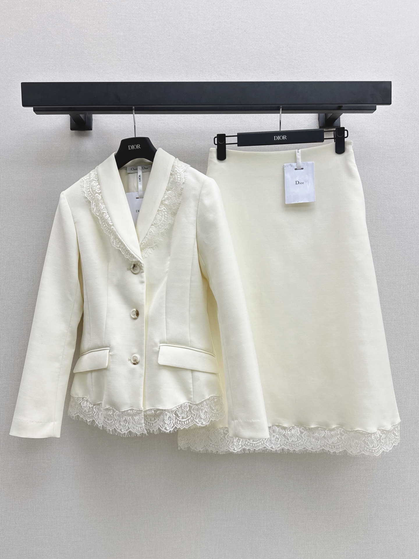NO:951491,CD 26Ss————The latest lace blazer for early autumn. Elegant lady temperament. Single-breasted design + slim fit. Exquisite eyelash lace trim. Softening the tough lines. Feminine. Three-dimensional tailoring. Accurately cut out the superior waistline. The upper body changes to 30-70 proportions in seconds. Recommended to match. Two-color sml l,,jackets & coats,business suit,19860909CD 26Ss————早秋最新款拼蕾丝西装外套 优雅Lady气质 单排扣设计+修身显瘦版型 精致睫毛蕾丝镶边 柔化硬朗线条 女人味拉满 收腰立体剪裁 精准掐出优越腰线 上身秒变三七分比例 推荐一套搭配 两色sml l,,jackets & coats,business suit,,Women's clothing