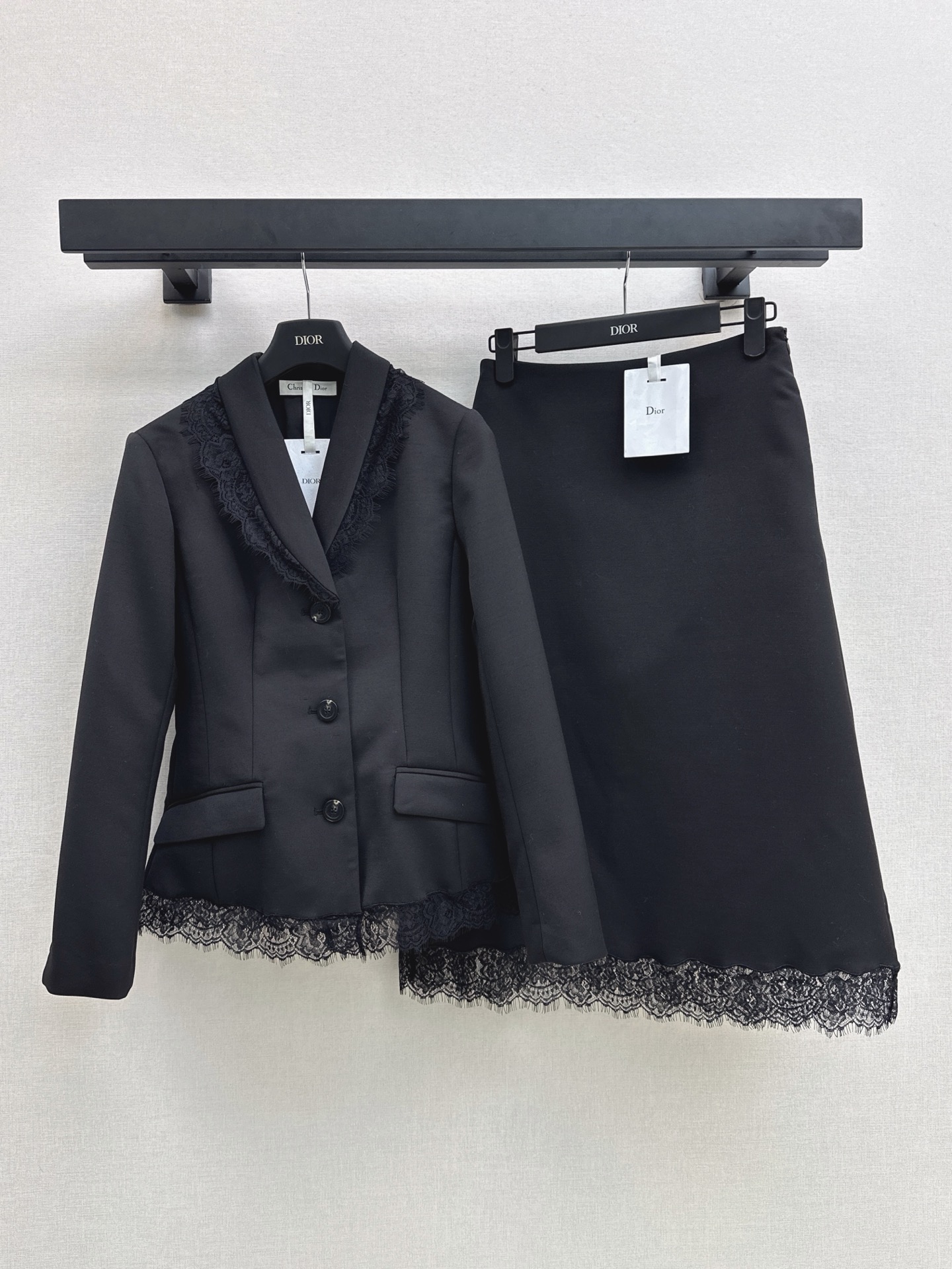 NO:951471,CD 26Ss————The latest lace blazer for early autumn. Elegant lady temperament. Single-breasted design + slim fit. Exquisite eyelash lace trim. Soften the tough lines. Feminine. Waist three-dimensional tailoring. Precisely cut out the superior waistline. The upper body changes to 30-70 proportions in seconds. Recommended to match. Two-color sml, jackets & coats, business suit,19860909CD 26Ss————早秋最新款拼蕾丝西装外套 优雅Lady气质 单排扣设计+修身显瘦版型 精致睫毛蕾丝镶边 柔化硬朗线条 女人味拉满 收腰立体剪裁 精准掐出优越腰线 上身秒变三七分比例 推荐一套搭配 两色sml,,jackets & coats,business suit,,Women's clothing