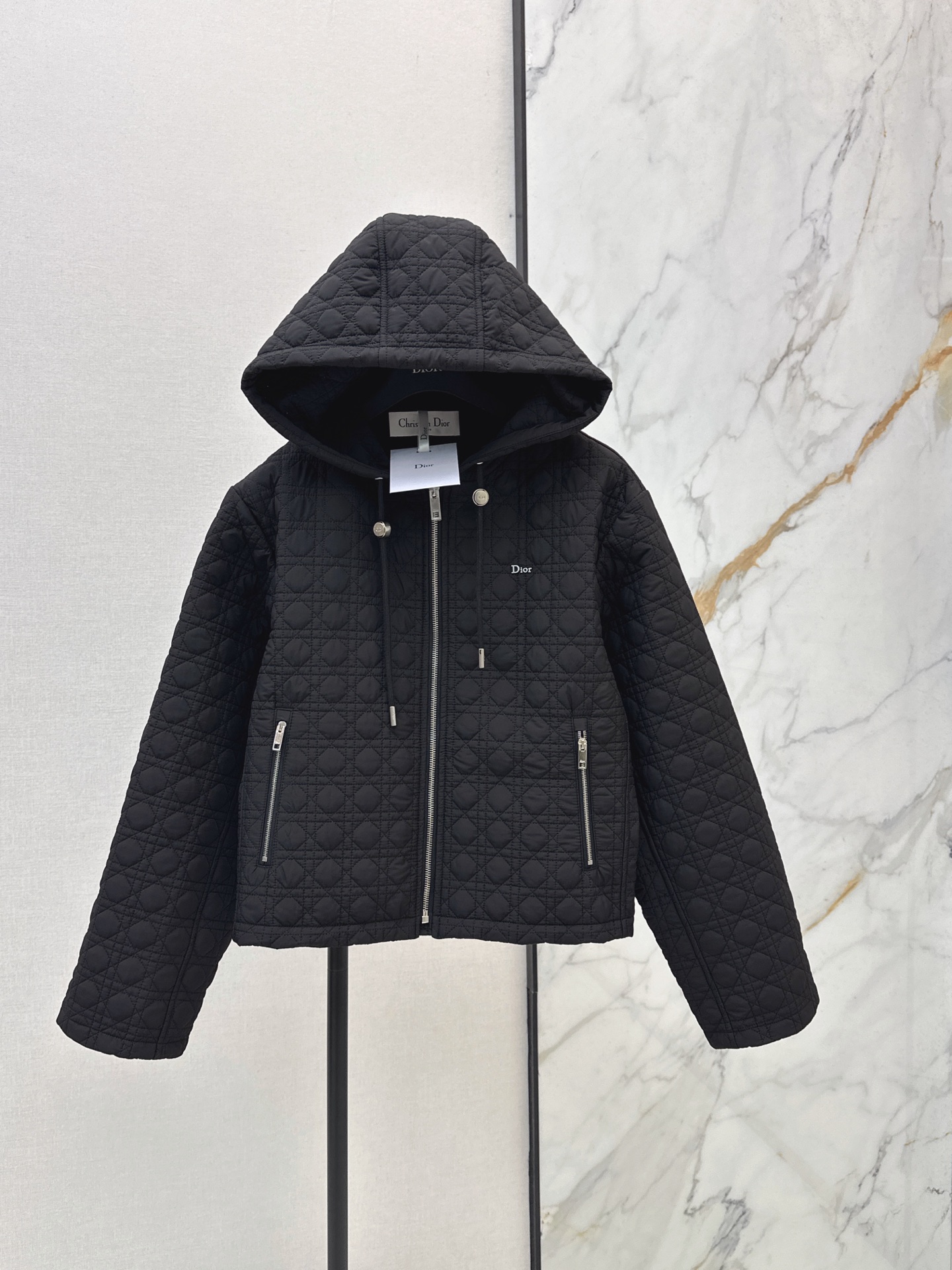 NO:951461,CD 26Ss————The latest autumn and winter style of Princess Diana's cannage pattern quilted hooded cotton jacket. The classic hooded loose-fitting zipper design is handsome and fashionable. It perfectly interprets the modern and advanced temperament. The imported nylon fabric cannage pattern quilting method has a wide texture and a slim upper body. Lightweight and warm fabric. One color sml,,jackets & coats,hats,19860909CD 26Ss————秋冬最新款戴妃藤格纹衍缝连帽棉服外套 经典连帽宽松版型拉链设计帅气又时髦 完美演绎摩登高级的气质 进口尼龙面料藤格纹夹棉做法 质感挺阔版型上身巨显瘦 轻盈保暖面料 一色sml,,jackets & coats,hats,,Women's clothing