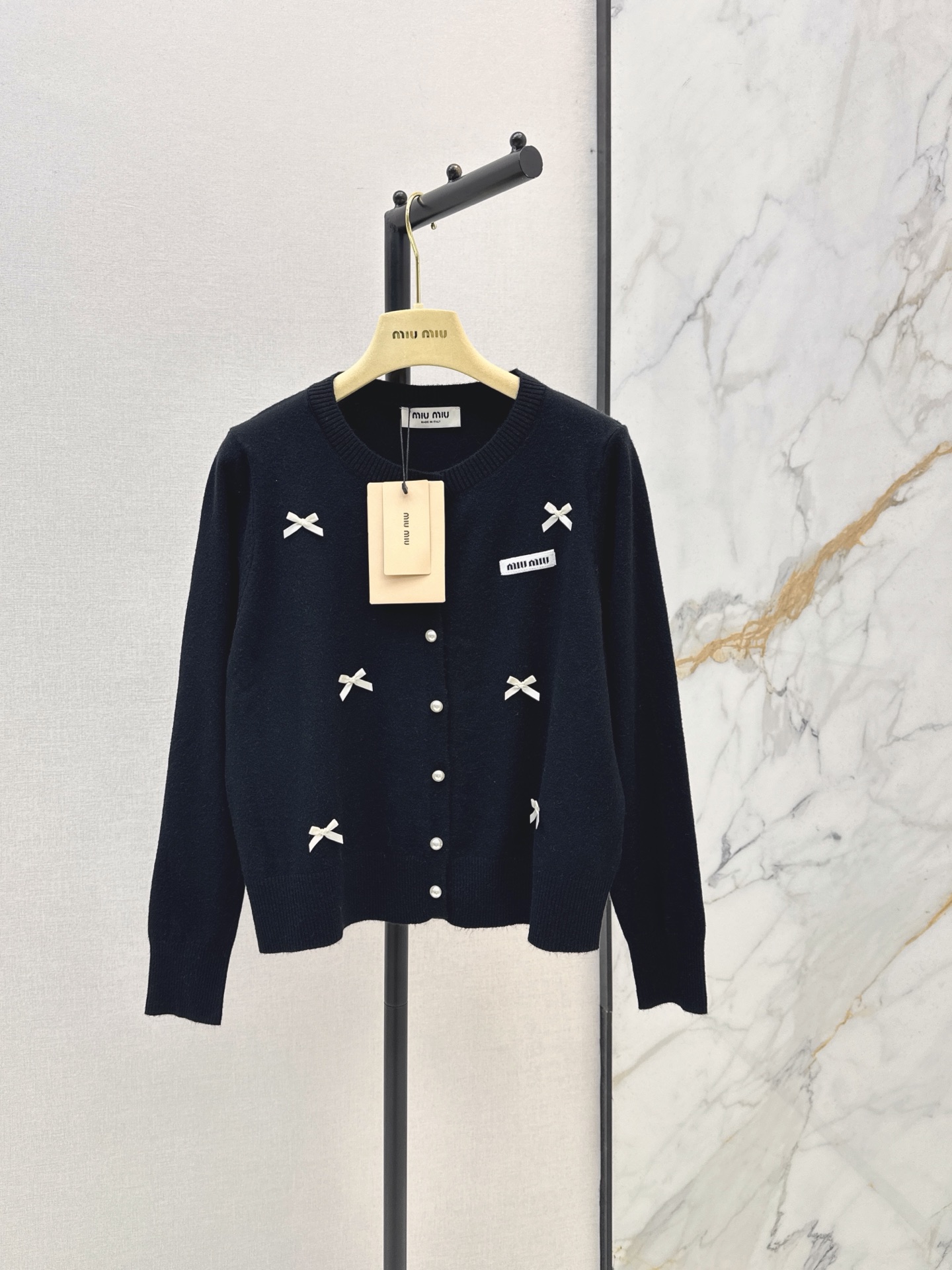 NO:953144,Miu 26Ss————The latest round-neck cardigan with bow decoration in early autumn is sweet and pure for young ladies. The knitted fabric is soft and skin-friendly. It is super comfortable to wear in autumn and winter. It shows a small face and flatters the figure. It is OK to wear alone or layered ~ it can be easily managed for commuting and casual gatherings. Paired with jeans or skirts, it directly adds to the atmosphere. Two-color sml,,miumiu,skirts,jeans,19860909Miu 26Ss————早秋最新款蝴蝶结装饰圆领开衫甜美纯欲小姐姐 针织面料亲肤柔软 秋冬穿超舒服 显脸小又修饰身形 单穿or叠搭都很OK～通勤休闲聚会都能轻松驾驭 搭配牛仔裤或半裙 氛围感直接拉满 两色sml,,miumiu,skirts,jeans,,Women's clothing