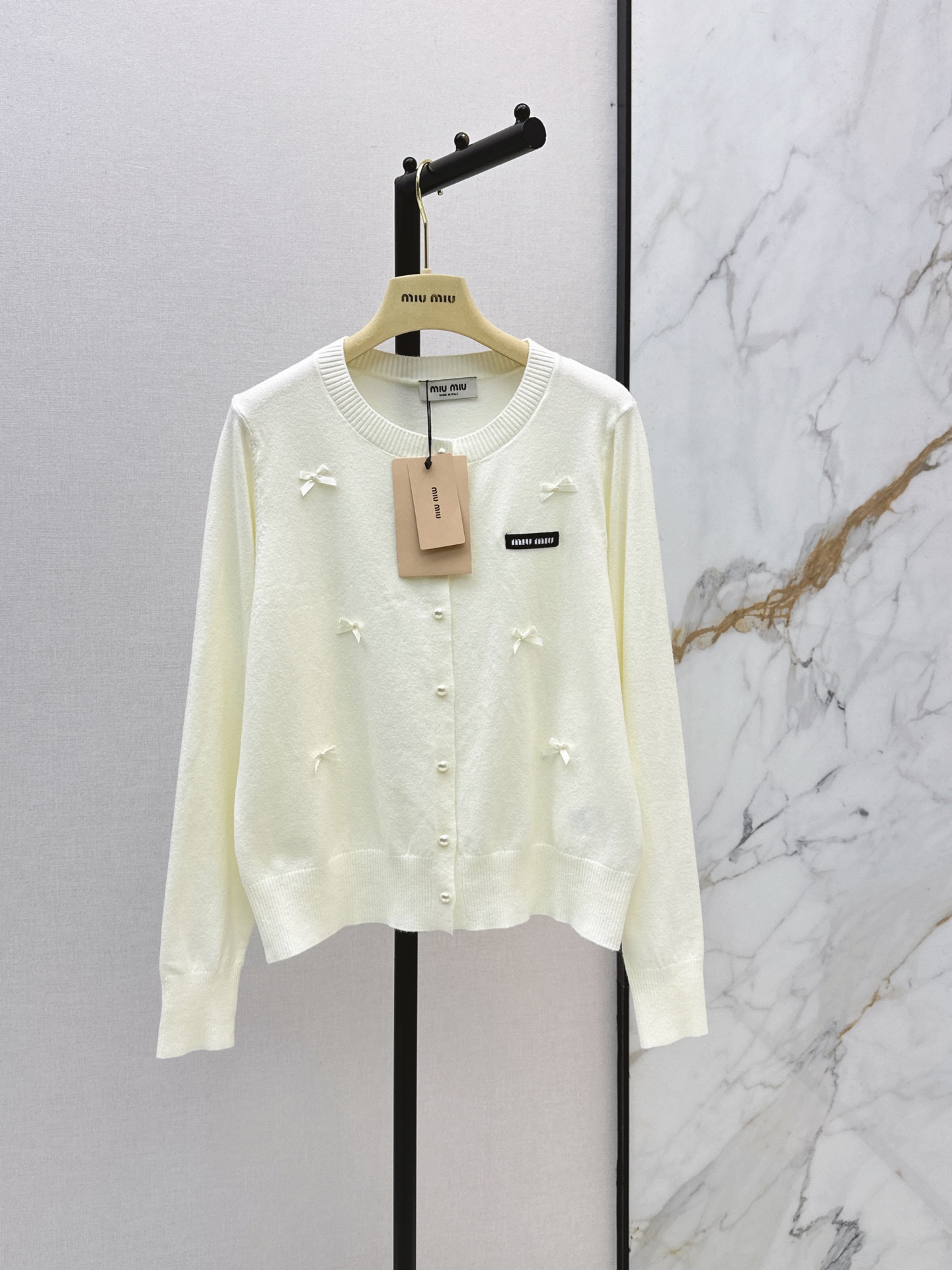 NO:953134,Miu 26Ss————The latest round-neck cardigan with bow decoration in early autumn is sweet and pure for young ladies. The knitted fabric is soft and skin-friendly. It is super comfortable to wear in autumn and winter. It shows a small face and flatters the body shape. It is OK to wear alone or layered ~ it can be easily managed for commuting and casual gatherings. Paired with jeans or skirts, it directly adds to the atmosphere. Two-color sml p,,miumiu,skirts,jeans,19860909Miu 26Ss————早秋最新款蝴蝶结装饰圆领开衫甜美纯欲小姐姐 针织面料亲肤柔软 秋冬穿超舒服 显脸小又修饰身形 单穿or叠搭都很OK～通勤休闲聚会都能轻松驾驭 搭配牛仔裤或半裙 氛围感直接拉满 两色sml p,,miumiu,skirts,jeans,,Women's clothing