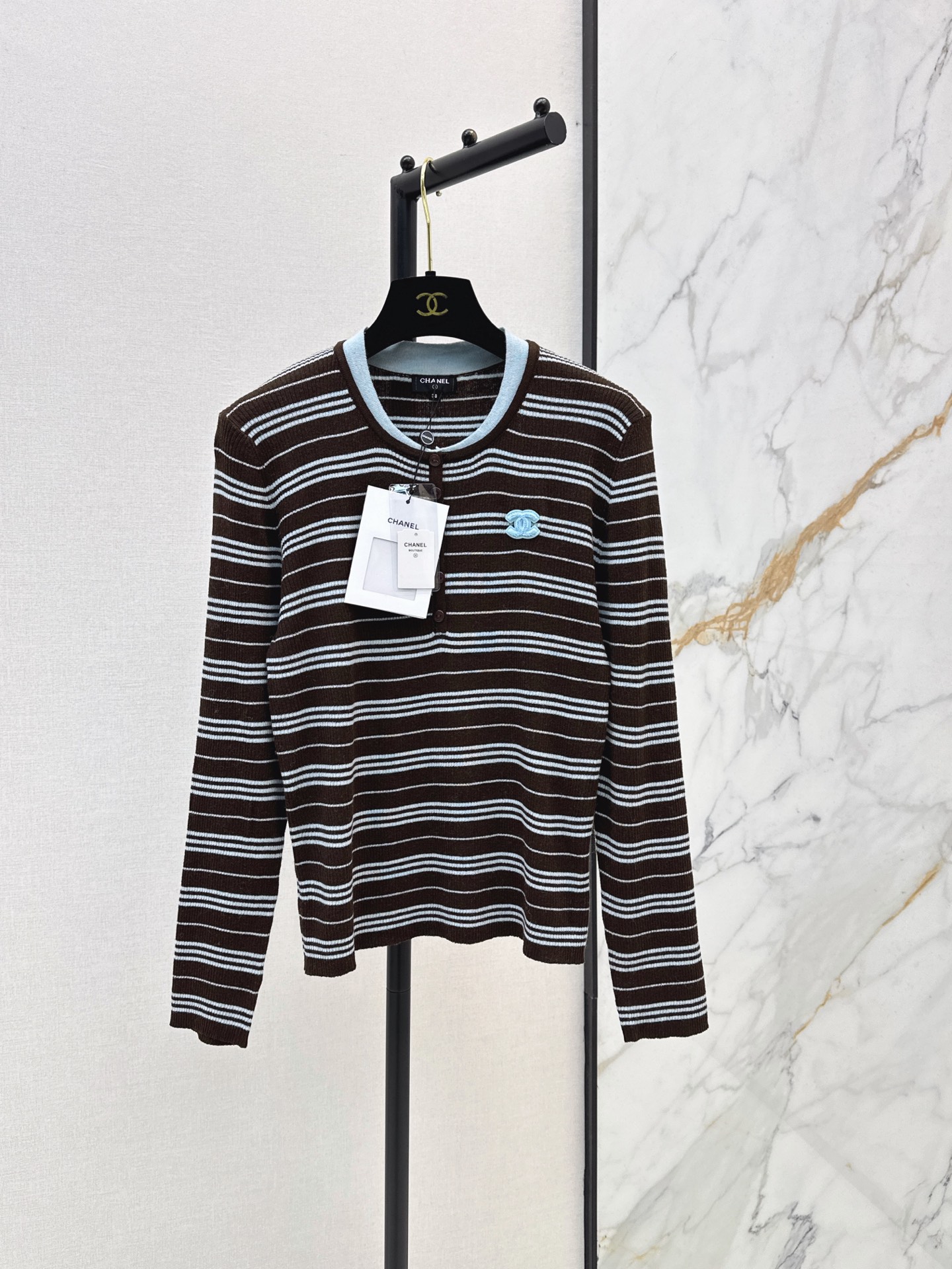 NO:953091,C Home 26Ss————The latest early autumn striped bottoming shirt with contrasting stripes is full of retro college style. The knitted fabric is soft and skin-friendly. It is super comfortable to wear in autumn and winter. The round neck stripe design makes the face smaller and flatters the figure. The loose version is not flattering to the figure. It is OK to wear alone or layered ~ can be easily controlled for commuting and casual gatherings. Paired with jeans or skirts, it directly adds to the atmosphere. One color sml,,chanel,skirts,jeans,19860909C家 26Ss————早秋最新款条纹打底衫撞色条纹复古学院风满满 针织面料亲肤柔软 秋冬穿超舒服 圆领条纹设计 显脸小又修饰身形 宽松版型不挑身材 单穿or叠搭都很OK～通勤休闲聚会都能轻松驾驭 搭配牛仔裤或半裙 氛围感直接拉满 一色sml,,chanel,skirts,jeans,,Women's clothing