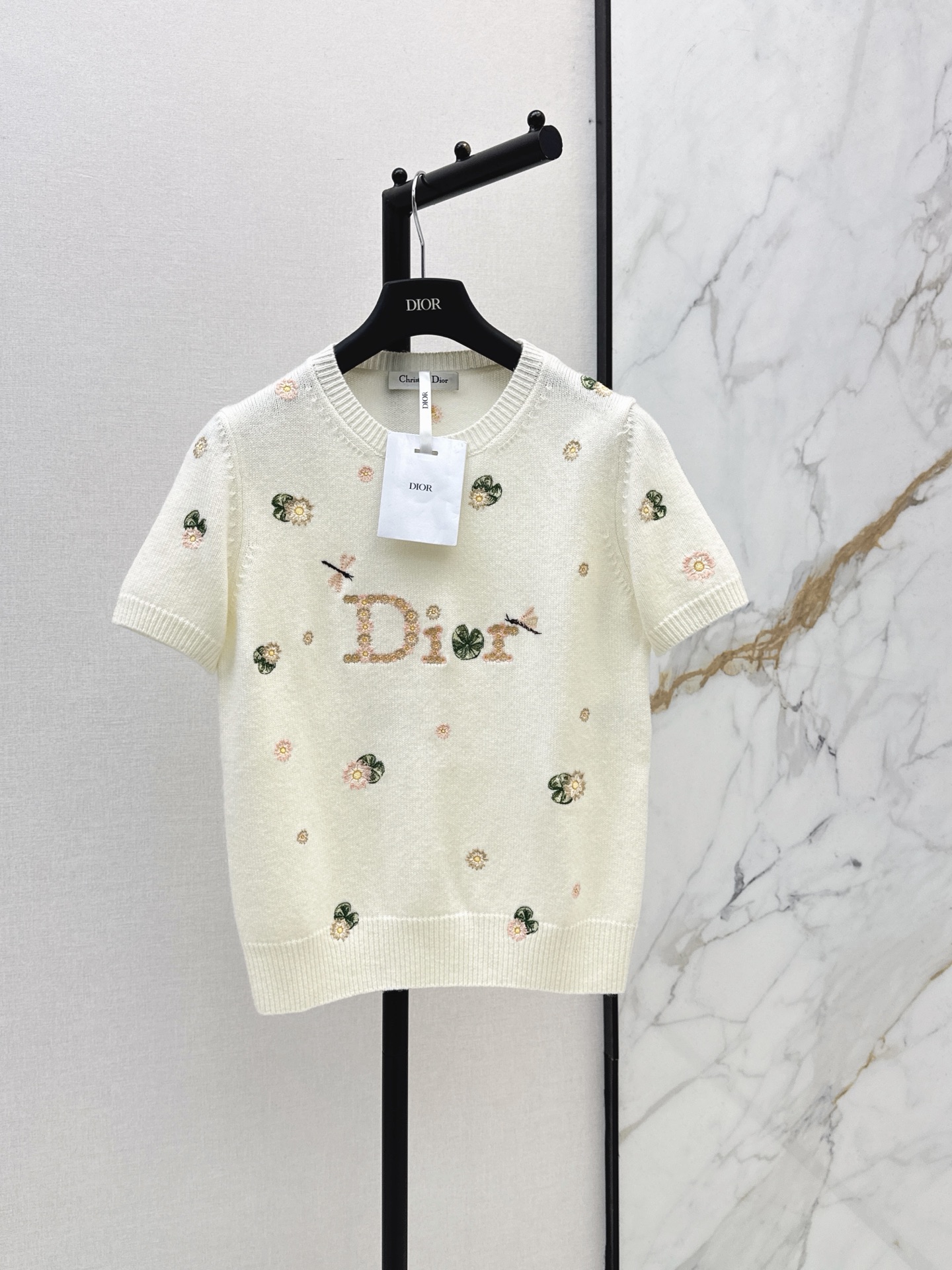 NO:953080,CD 26Ss————The latest heavy-duty embroidered cashmere short-sleeved sweater for early autumn with water lily and dragonfly embroidery patterns. Imported yarn is light, delicate, soft and comfortable. It is elegant, delicate and gentle. Create a white, rich and beautiful single product. One color sml,, T-shirt,19860909CD 26Ss————早秋最新款重工刺绣羊绒短袖针织衫睡莲蜻蜓刺绣图案 进口纱线轻盈质感细腻柔软舒适 仙气优雅精致温柔 打造白富美气质单品 一色sml,,T-shirt,,Women's clothing