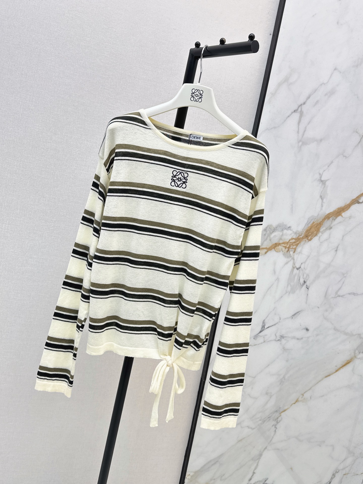 NO:953071,Loe 26Ss————The latest spring and summer striped crew neck sweater made of wool. It is soft and skin-friendly and breathable. Brand embroidery on the chest is low-key and recognizable. The cut is loose and can be worn alone or layered. It is versatile with skirts and pants. It is easy to switch styles. It can be easily controlled for daily commuting and leisure~~ Two colors sml,, loewe, skirts,19860909Loe 26Ss————春夏最新条纹圆领针织衫羊毛材质 柔软亲肤又透气 胸前品牌刺绣 低调有辨识度 剪裁宽松单穿或内搭都OK 搭配裙子裤子都很百搭 轻松切换风格 日常通勤休闲都能轻松驾驭～～两色sml,,loewe,skirts,,Women's clothing