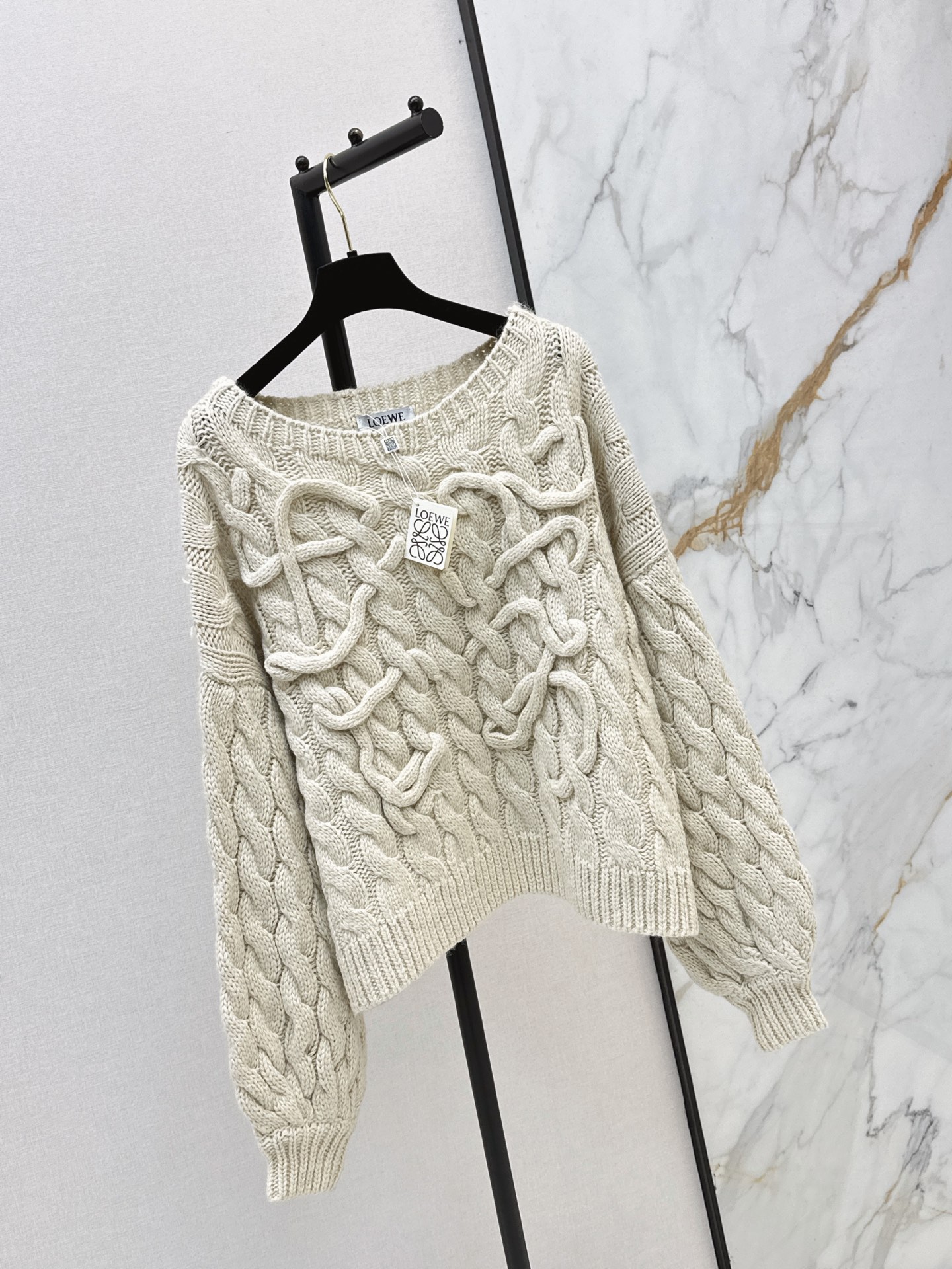 NO:953064,Loe 26Ss————The latest three-dimensional knitted logo disc flower cream pullover sweater in early spring is customized with the whole crochet process. The three-dimensional disc flower logo process is full and exquisite. Bai Fumei must-have stacking artifacts. Noble temperament single product. Elegant temperament, low-key luxury and high-level sense. Classic version is casual and elegant. Baifumei must-have artifacts. Positioning logo for younger girls, fashionable and advanced. One color sml,,loewe,sweaters,19860909Loe 26Ss————早春最新款立体编织logo盘花奶油套头毛衣定制整件钩织工艺 立体盘花logo工艺饱满精致 白富美必入叠搭神器 高贵气质单品 高雅气质低调奢华的高级感 经典版型随性优雅 白富美必入神器 定位logo减龄少女时髦又高级 一色sml,,loewe,sweaters,,Women's clothing