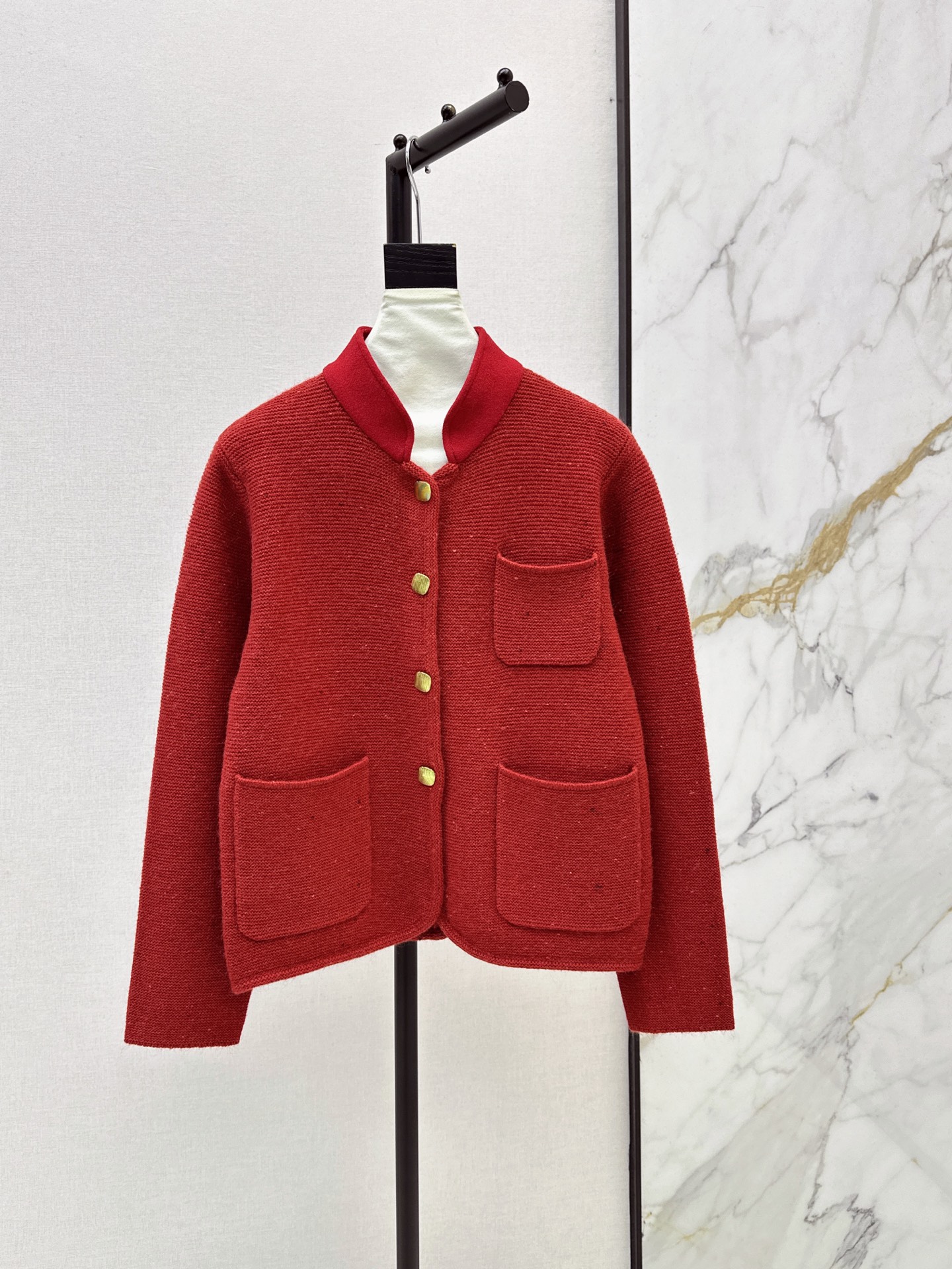 NO:953143,460L 26Ss————The latest high-intelligence stand-collar knitted jacket for early autumn. Advanced double knitting technology. National-style stand-up collar splicing design. Customized retro metal buckle. Elegant and lazy atmosphere. Minimalist old money style. Thick and heavy weight imported wool and cashmere yarn. Swiss weaving technology creates a low-key luxury sense. The style is casual and elegant. Classic and not flattering. The upper body is super slim. Four colors sml,, loro  piana,jackets & coats,19860909460L 26Ss————早秋最新款高智感穿搭立领针织外套 高级双织翻针工艺 国风立领拼接设计 定制复古金属扣 气质优雅慵懒自在的氛围 叠搭极简老钱风穿搭 重磅厚实克重进口羊毛羊绒纱 瑞士机织工艺打造低调奢华的高级感 版型气质随性优雅 经典不挑人上身超显瘦 四色sml,,loro piana,jackets & coats,,Women's clothing