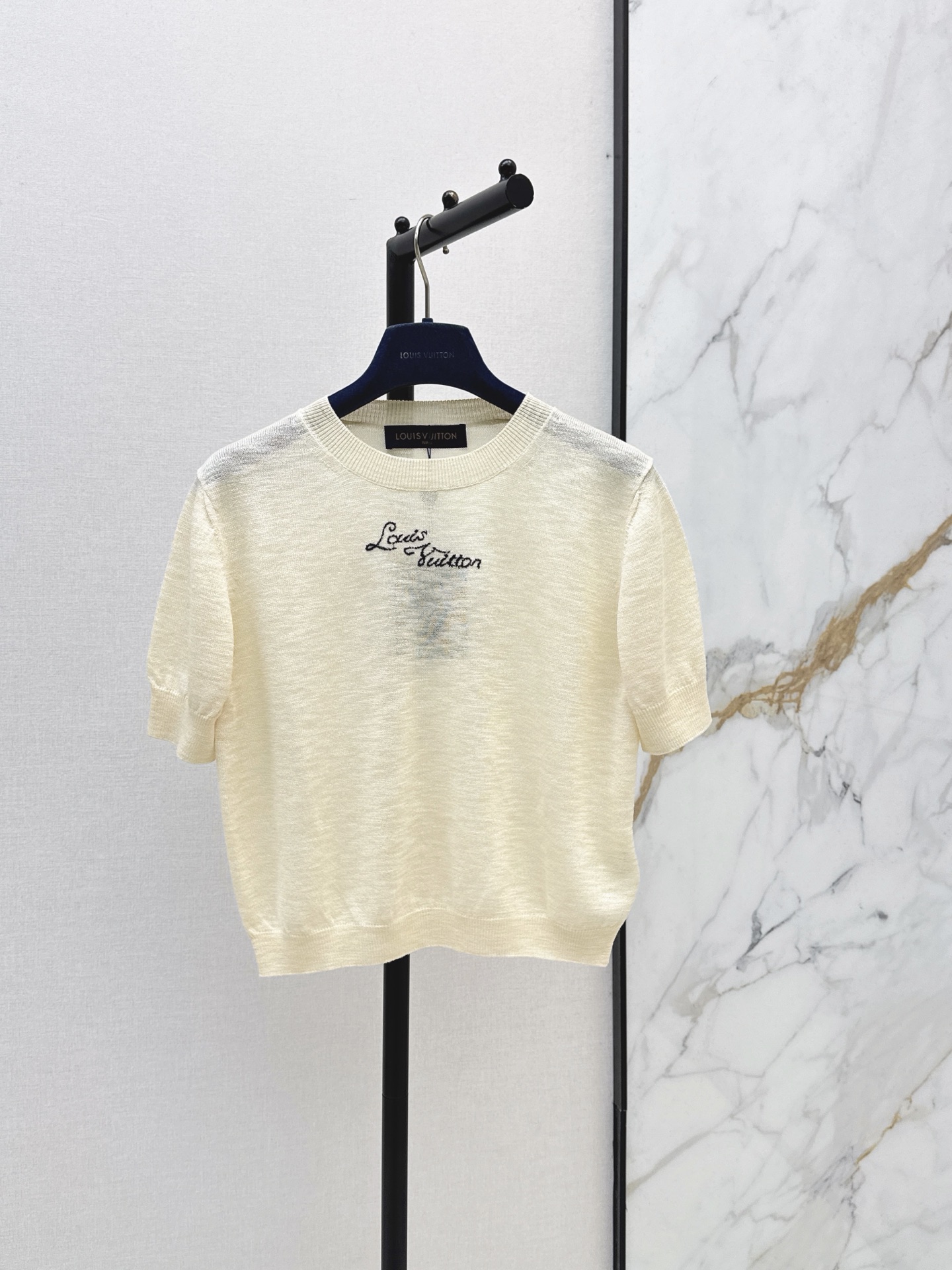 NO:953123,L Family 26Ss - the latest silk linen letter embroidered short-sleeved sweater in early autumn. Pure off-white fine knitted fabric, light and breathable. It has a delicate and transparent texture. It is refreshing and burdenless to wear in summer. Retro floral handwritten logo embroidery on the chest. Exquisite and low-key lines. Simple round neck with cuffed short sleeves. Ribbed hem to optimize proportions. The short version looks tall and neat. One color sml,, louis vuitton, sweaters, T-shirt,19860909L家 26Ss———早秋最新款蚕丝亚麻字母刺绣短袖毛衣纯净米白细支针织面料轻薄透气 自带细腻通透肌理 夏日穿着清爽无负担 胸前复古花体手写logo刺绣 线条精致低调 简约圆领搭配收口短袖 下摆罗纹收束优化比例 短款版型显高利落 一色sml,,louis vuitton,sweaters,T-shirt,,Women's clothing