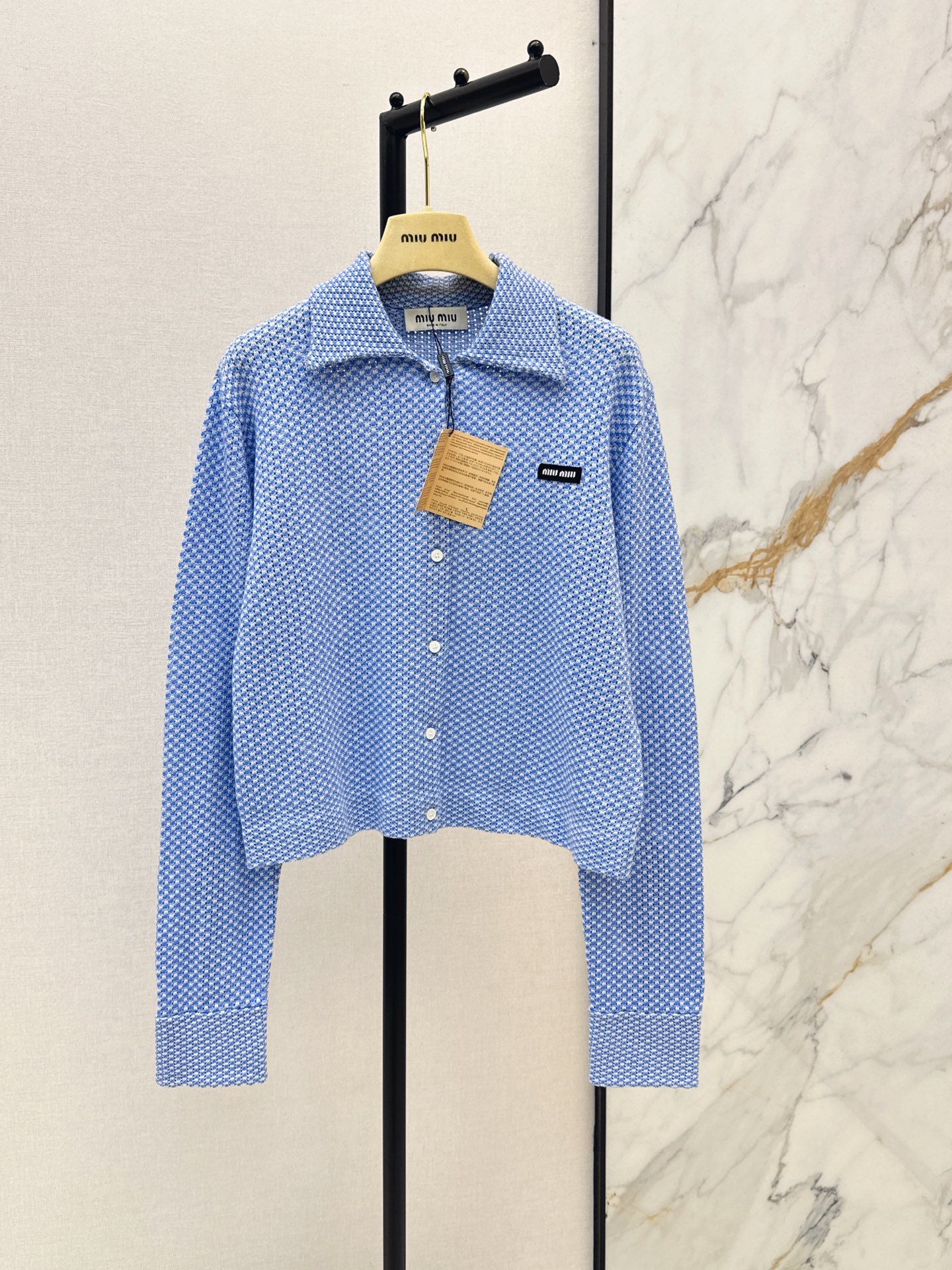 NO:953112,Miu 26Ss - the latest early autumn blue plaid sweater with classic fine plaid design. Lightweight woven fabric. Lapel + button placket. Simple and exquisite. Logo embroidery on the chest is very recognizable. Loose fit. It can be worn alone or layered. It can be easily worn in commuting, casual and college style. The plaid element is retro and fashionable. One color sml,,miumiu,19860909Miu 26Ss————早秋最新款蓝色格纹针织衫经典细格纹设计 轻薄梭织面料 翻领+纽扣开襟 简约又精致 胸前徽标刺绣超有辨识度 宽松版型 单穿or叠穿都OK 通勤休闲学院风都能轻松驾驭～格纹元素复古又时髦 一色sml,,miumiu,,Women's clothing