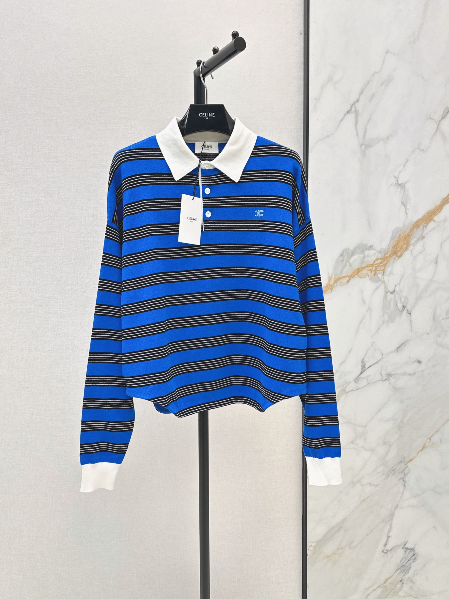 NO:953101,Ce 26Ss————The latest early autumn series striped long-sleeved Polo sweater with blue and green stripes + white lapels. Retro and casual. The small embroidery on the chest is very detailed. The fabric is light and breathable. It is super comfortable to wear in early autumn. The loose fit is very tolerant. It can be worn alone or layered. It can be easily controlled for commuting and daily outdoor ~ fashionable and attitude!  One color sml,,19860909Ce 26Ss————早秋最新款系列条纹长袖Polo针织衫蓝绿条纹+白色翻领 复古又休闲 胸前小刺绣超有细节感 面料轻薄透气 早秋穿超舒服 宽松版型包容性强 单穿or叠搭都OK 通勤日常户外都能轻松驾驭～时髦又有态度！一色sml,,,Women's clothing