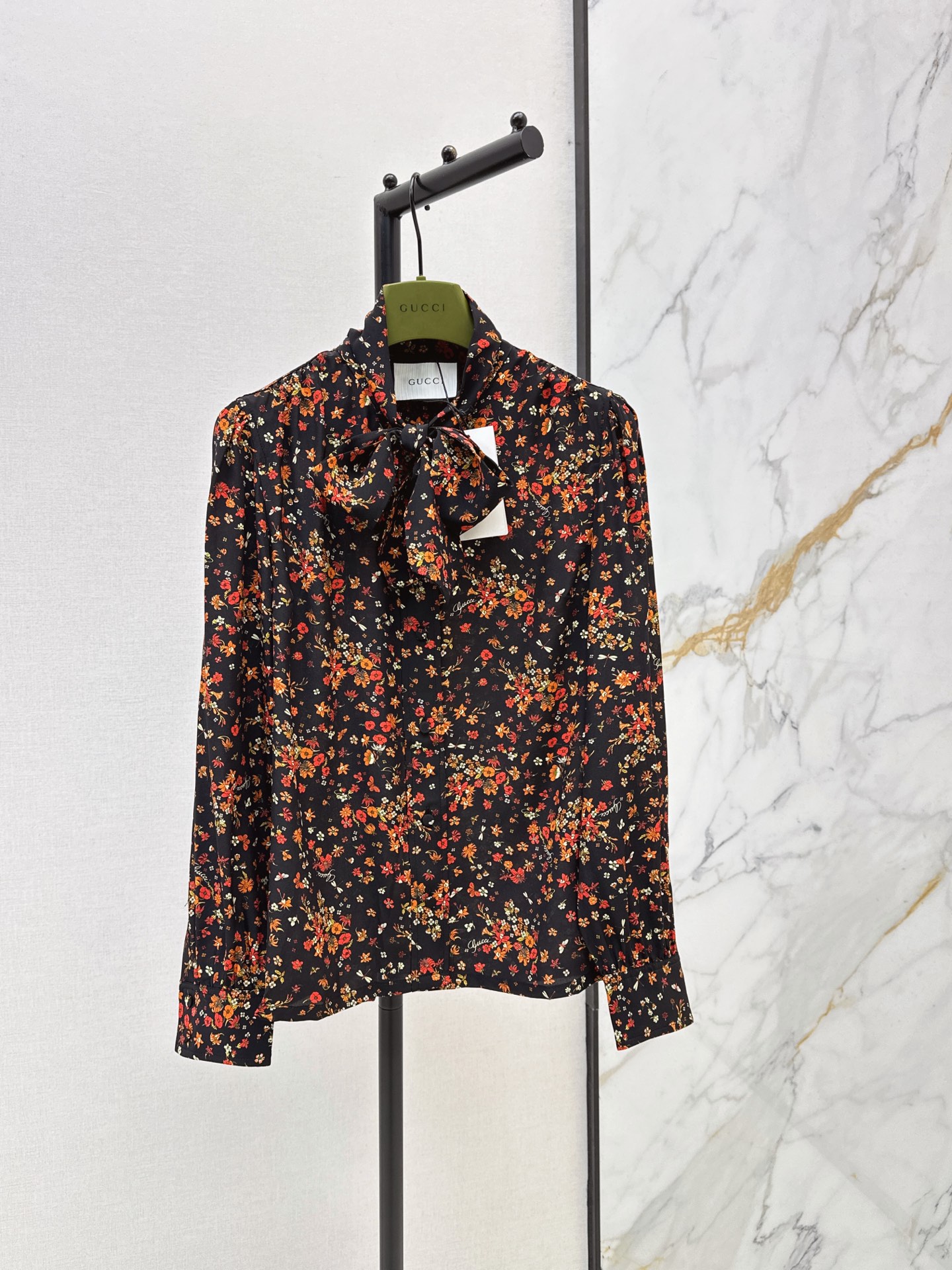 NO:953090,Gu 26Ss——Early autumn’s latest streamer floral shirt with small colorful flowers. Full of spring atmosphere. Mulberry silk material is soft and smooth with natural luster. Neck ribbon design is French style lazy and exquisite. The loose version is super slim and super friendly to the body. It can be easily used for daily commuting and appointments. It goes well with jeans or skirts. One color sml,,skirts,jeans,shirts,19860909Gu 26Ss————早秋最新款飘带碎花衬衫配彩色小碎花 春日氛围感满满 桑蚕丝材质 柔软顺滑 带自然光泽 领口飘带设计 法式慵懒又精致 宽松版型超显瘦 对身材超友好 日常通勤约会都能轻松驾驭 搭配牛仔裤或半裙都很出彩 一色sml,,skirts,jeans,shirts,,Women's clothing