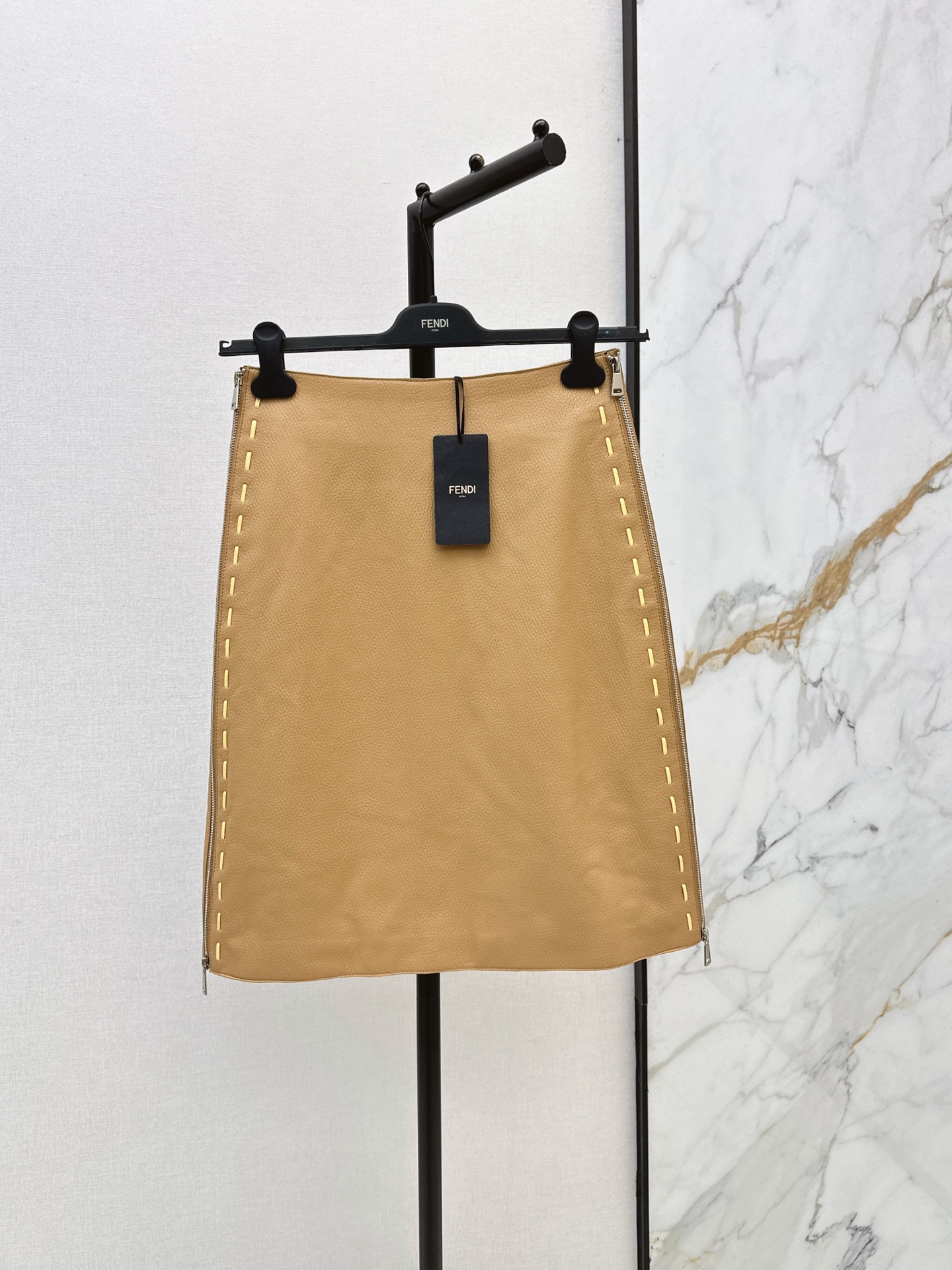 NO:953078,Stylish and sophisticated outfit FD 26Ss - the latest early autumn sheepskin long skirt with metal zippers and double slits, hand-made with leather straps and hemming technology. The contrasting color design is elegant and generous. This season's must-have item cannot be missed. The top-grade imported twig-grain sheepskin texture is quite wide and stylish. The low-key aristocratic temperament is versatile, fashionable and high-end. The classic version is super correct. Recommended to match one color sml, skirts, sheepskin,19860909时髦精穿搭 FD 26Ss———早秋最新款金属拉链双开叉羊皮长半裙手工穿皮条边包边工艺 撞色设计优雅大方 本季必入不可错过的单品 顶级进口茘枝纹羊皮质感挺阔有型 低调贵族气质百搭时髦又高级 经典版型超正 推荐一套搭配 一色sml,,skirts,sheepskin,,Women's clothing