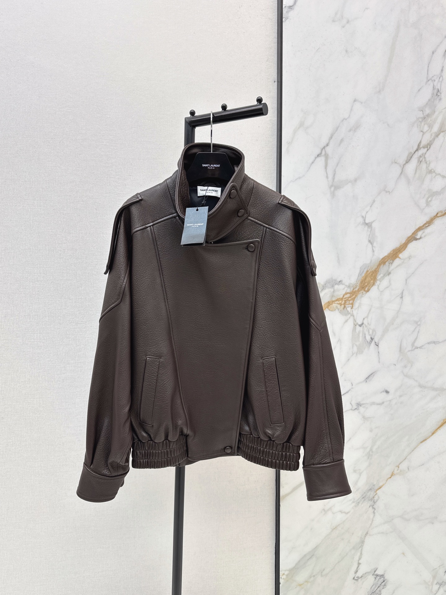 NO:953054,1210SL 26Ss————The latest retro, modern and fashionable must-have bubble pattern stand-up collar profile flight jacket for early autumn imported 100% lambskin fabric. Natural bubble textured leather, fleshy, oily, thick and delicate. Layered double lapel design, retro classic, super favorite. A and casual lazy style. Fashionable and advanced temperament. Perfect fit upper body and A. Two-color sml,,loro piana,jackets &  coats,jackets & coats,sheepskin,198609091210SL 26Ss————早秋最新款复古摩登时髦必备泡泡纹立领廓形飞行夹克外套进口百分百小羊皮面料 天然泡泡纹理皮质肉感油润厚实又细腻 层次感双翻领设计复古经典超级大爱 又A又飒随性的慵懒风 气质时髦又高级 完美版型上身又A又飒 两色sml,,loro piana,jackets & coats,jackets & coats,sheepskin,,Women's clothing