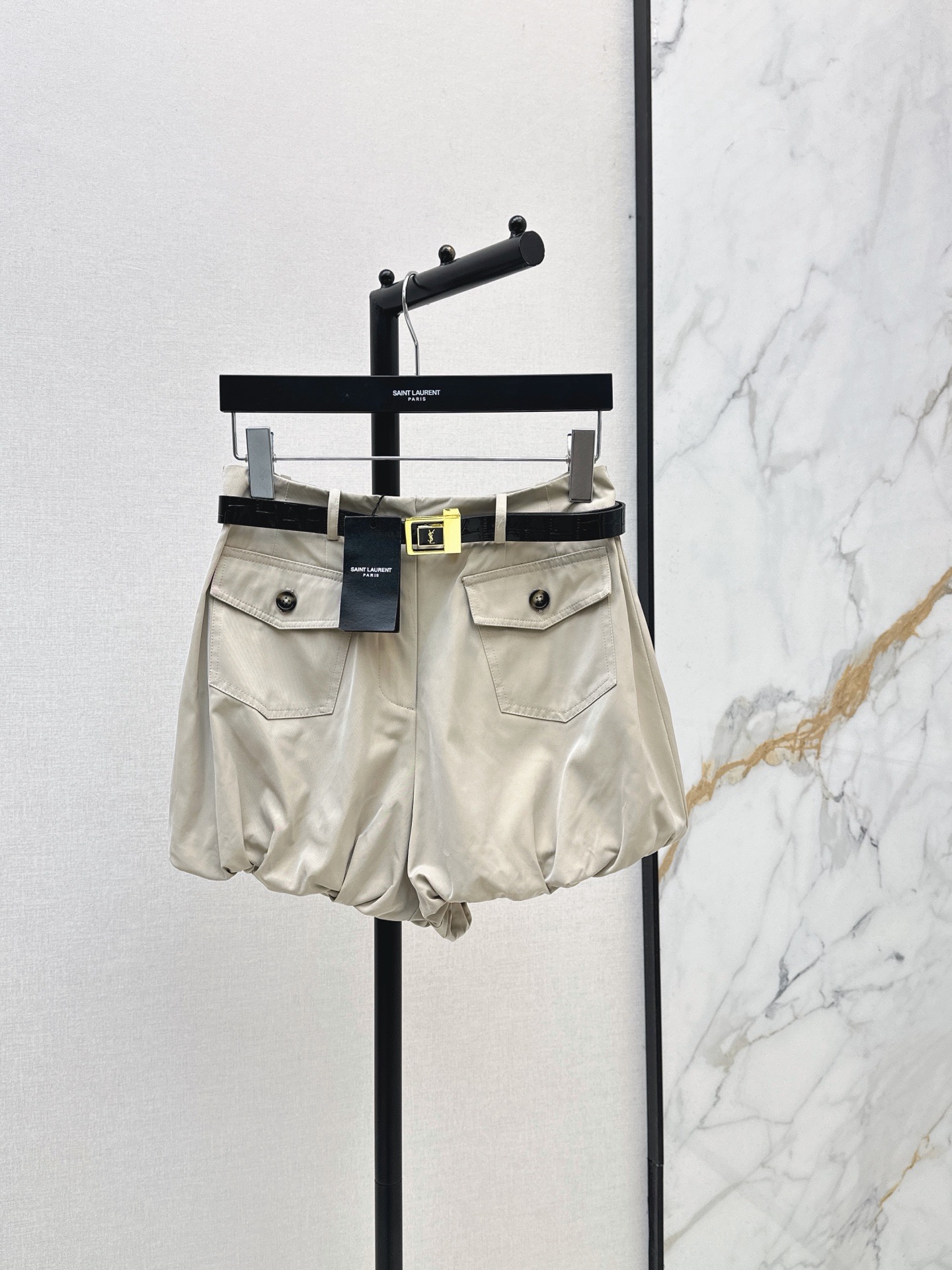 NO:953046,Versatile series SLP 26Ss————The latest spring and summer hardware belt decorated flower bud shorts high waist flower bud design skirt type three-dimensional and stylish pants shape very good-looking flower bud tailoring is too age-reducing, the upper body is very long legs, easy to wear three-seven proportions, whether it is paired with a T-shirt or a shirt, it looks good. One color sml,,loro piana,skirts,shorts,shirts,tees,t-shirt,19860909百搭系列 SLP 26Ss————春夏最新款五金腰带装饰花苞短裤高腰花苞设计裙型 立体有型 裤型 很好看 花苞剪裁太减龄了 上身很显腿长 轻松穿出三七比例感 不管是搭配T恤或者衬衫都好看 一色sml,,loro piana,skirts,shorts,shirts,tees，t-shirt,,Women's clothing