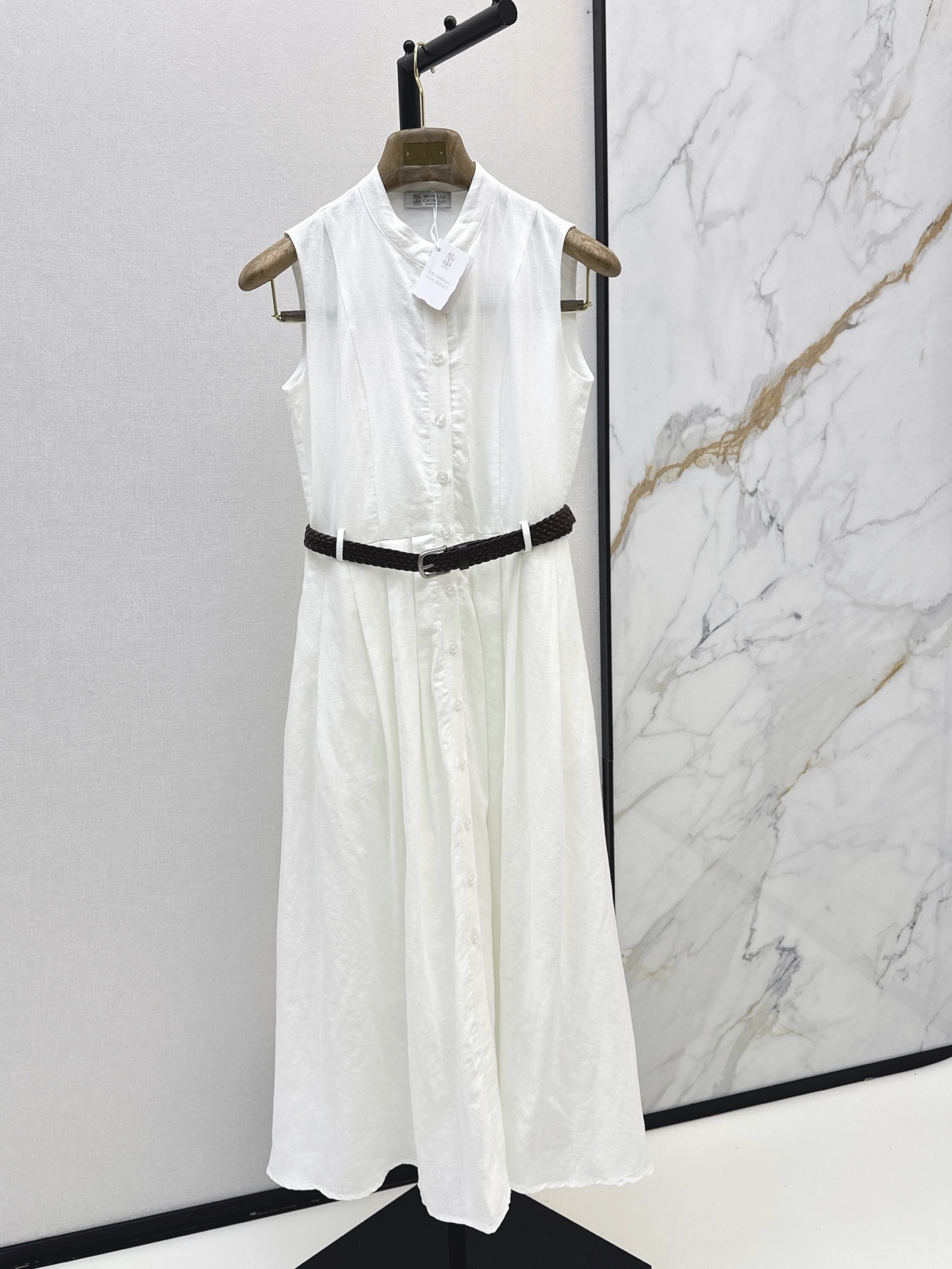 NO:953013,Bc 26Ss————The latest Italian minimalist style long linen dress for spring and summer. It can be used for exquisite commuting or fashionable outings. The lapel design modifies the neck. It shows a small face. A super practical dress. The length is below the knee. It shows the thinnest ankle part. It is particularly slim. A little expert in hiding flesh. Paired with a delicate belt to divide the golden proportion figure. Two-color sml,,skirts,gold,19860909Bc 26Ss————春夏最新款意式极简风长款亚麻连衣裙 可精致通勤也可时髦出街 翻领设计修饰颈脖 显脸小 超级实穿的连衣裙 长度在膝盖以下 露出最瘦的脚踝部分 特别显瘦 藏肉小能手 搭配精致腰带分割黄金比例身材 两色sml,,skirts,gold,,Women's clothing