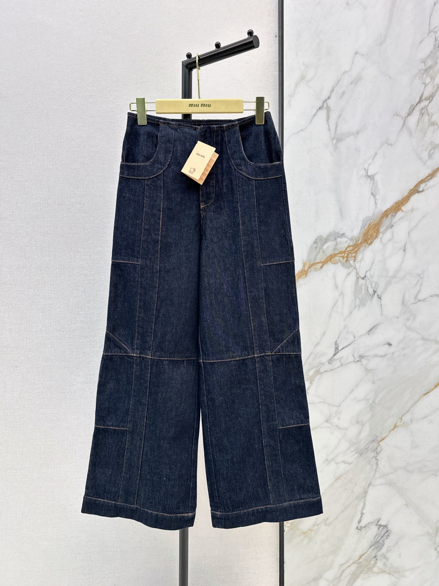 NO:953005,Exclusive launch of Miu 26Ss - the latest handsome workwear-style casual jeans for early autumn, imported high-quality denim fabric, very stiff, Miu style sweet and cool girl outfit, rich American street style, fashionable street artifact, mid-high waist straight style cut, one color sml,,miumiu,jeans,19860909独家首发 Miu 26Ss————早秋最新款帅气十足工装风休闲牛仔裤进口高品质牛仔面料 挺括感很好 缪系甜酷少女穿搭 浓郁的美式街头风时髦炸街神器 中高腰直筒款版型剪裁 一色sml,,miumiu,jeans,,Women's clothing