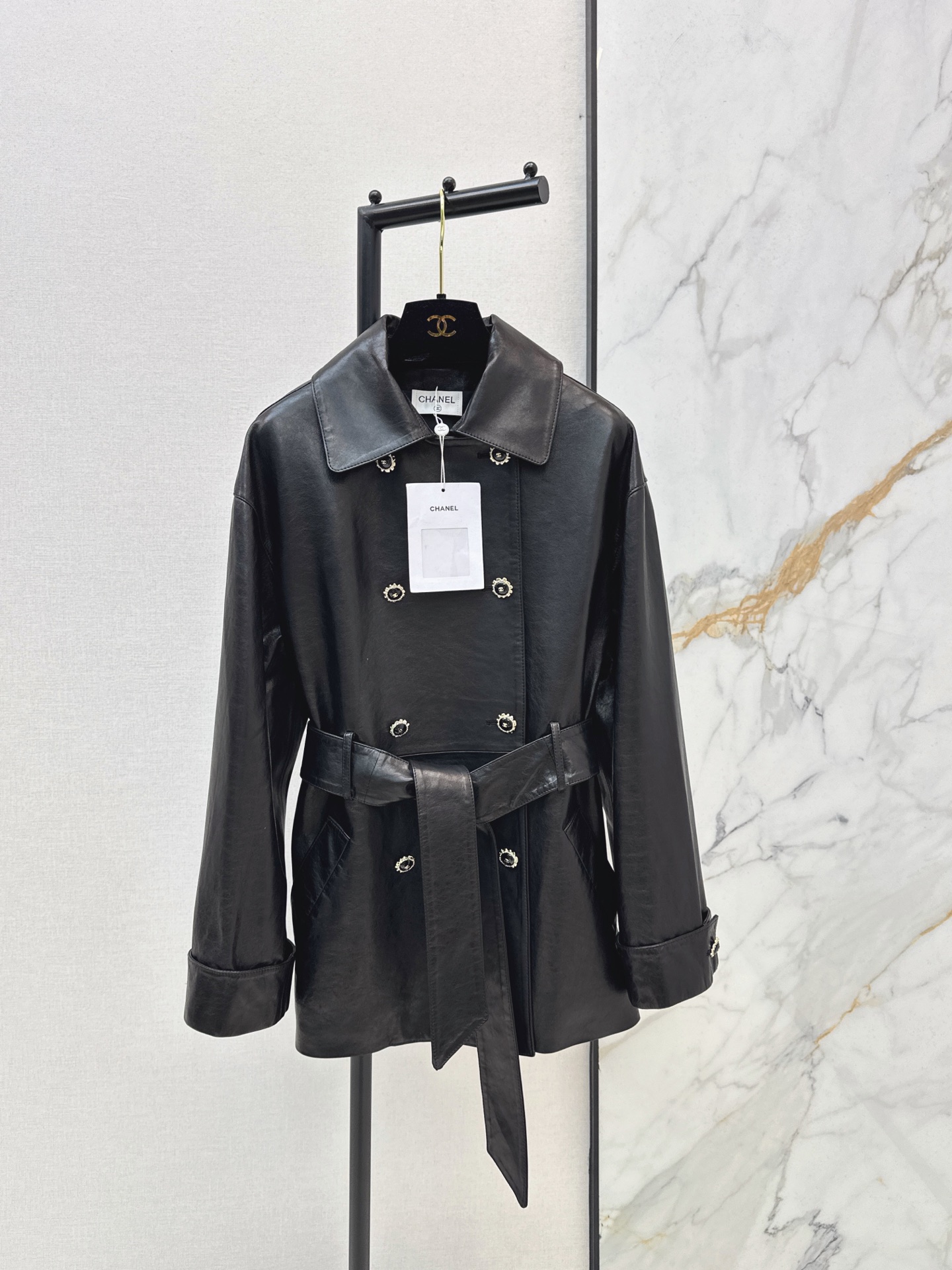NO:953056,Exclusive model C Home 26Ss————The latest high-end handmade mid-length windbreaker style leather jacket in early autumn, coco girl's personalized wear. 100% imported lambskin fabric. The classic mid-length windbreaker has an uninspiring shape. It can be sweet or salty ~~A must-have item for white and beautiful women. The top is perfect. One color is available for sale sml,,chanel,jackets & coats,leather jacket,sheepskin,19860909独家款 C家 26Ss————早秋最新款高级手工坊中长款风衣式皮衣外套coco女孩个性穿搭 百分百进口小羊皮面料 经典中长款风衣版型不挑人 可甜可盐 ～～白富美必备单品上身绝绝子 一色现货发售sml,,chanel,jackets & coats,leather jacket,sheepskin,,Women's clothing