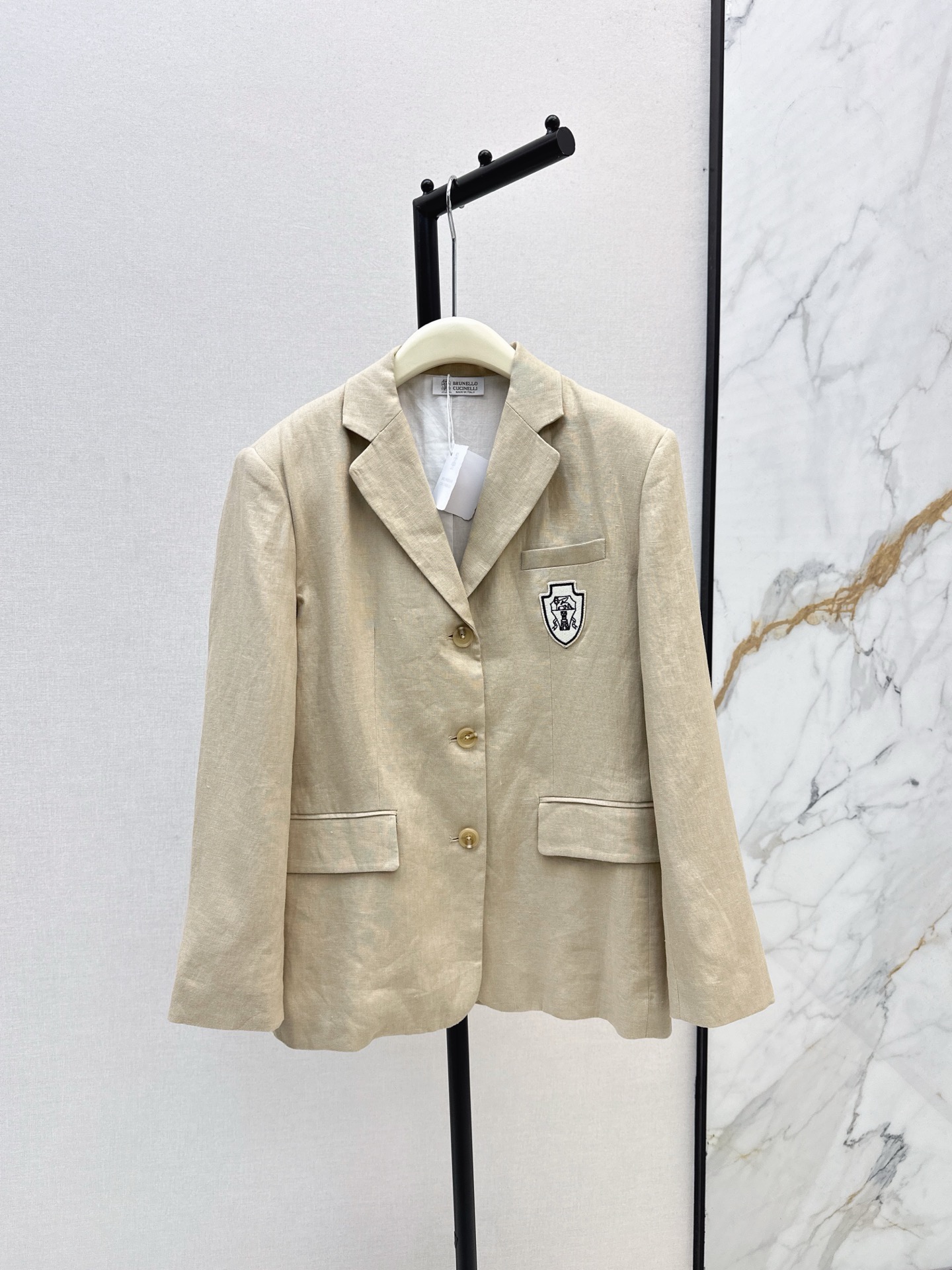 NO:953045,Bc 26Ss————The latest minimalist badge-embellished linen suit jacket for early autumn. Loose H-cut. Sweet and cool style. Customized fabric with rich texture. Classic logo badge decoration. The upper body is slim and cool. The overall body is cool and handsome. The modified figure is slimmer and taller. Cool and attractive. One color sml,,jackets & coats,business suit,19860909Bc 26Ss————早秋最新款极简徽章装饰亚麻西装外套 宽松H版型剪裁 甜酷风简直绝了 富有质感的定制面料 经典Logo徽章装饰 上身显瘦又酷酷有型 整体酷帅感十足 显瘦显高的修饰身材 又酷又拽 一色sml,,jackets & coats,business suit,,Women's clothing