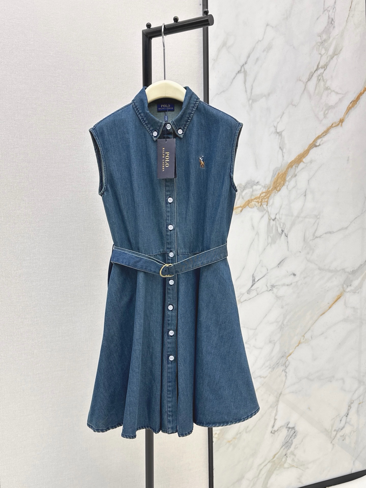 NO:953020,RL 26Ss————The latest color pony embroidered Tencel denim dress in spring and summer. The color is old washed denim. It is particularly white. It reduces age and is fashionable. It is matched with a belt design. It can wear out a small waist and is particularly slim. The upper body effect is full of vitality and reduces age. It is made of Tencel denim fabric. It is very suitable for summer wear. One color sml,,skirts,19860909RL 26Ss————春夏最新款彩色小马刺绣天丝牛仔连衣裙做旧洗水牛仔色系 特别显白 减龄又时髦 搭配了系腰带设计 妥妥的穿出小蛮腰 特别显瘦 上身效果一整个活力减龄 采用天丝牛仔面料 很适合夏日穿搭 一色sml,,skirts,,Women's clothing