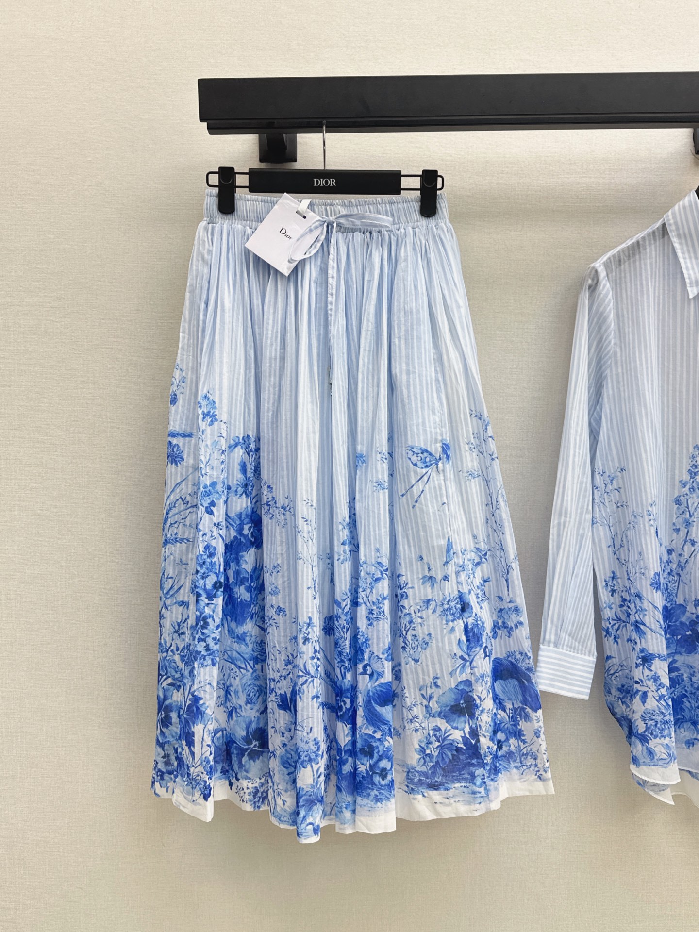 NO:952993,CD 26Ss————The latest Garden World series oriental aesthetic print suit for early autumn. Spring-limited blue and white porcelain shirt + skirt. Light silk cotton fabric is breathable and comfortable. Suitable for spring and summer. Blue and white vertical stripes with blue and white porcelain-style flowers. Full of romantic literary atmosphere. The mid-length loose tailoring is super friendly to the figure. It is easy to wear with a lazy and casual style. Paired with elastic waist pleated skirt, it can be easily controlled for daily commuting and vacation. One-color sml,,skirts,shirts,19860909CD 26Ss————早秋最新款花园世界系列东方美学印花套装 春日限定青花瓷衬衫+半裙 轻薄丝棉质面料透气舒适 春夏穿着都超合适 蓝白竖条纹搭配青花瓷风花卉 浪漫文艺氛围感满满 中长款宽松剪裁对身材超友好 轻松穿出慵懒随性风 搭配松紧腰百褶半裙 日常通勤度假都能轻松驾驭 一色sml,,skirts,shirts,,Women's clothing