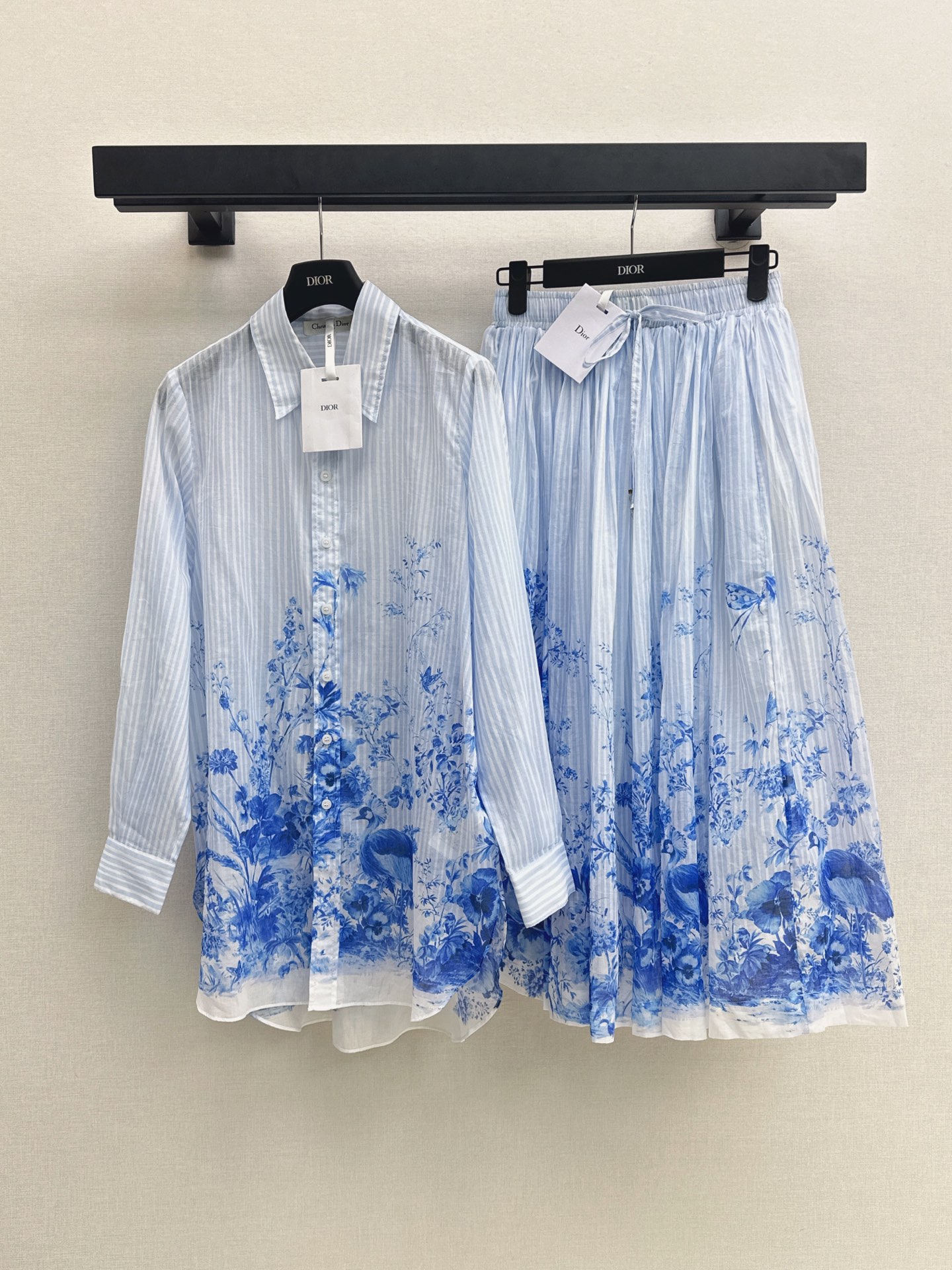 NO:952983,CD 26Ss————The latest Garden World series oriental aesthetic print suit for early autumn. Spring-limited blue and white porcelain shirt + skirt. Light silk cotton fabric is breathable and comfortable. Suitable for spring and summer. Blue and white vertical stripes with blue and white porcelain style flowers. Full of romantic literary atmosphere. The mid-length loose tailoring is super friendly to the body. It can be easily worn with a lazy and casual style. Paired with elastic waist pleated skirt, it can be easily controlled for daily commuting and vacation. One color sml  Tops,,skirts,shirts,19860909CD 26Ss————早秋最新款花园世界系列东方美学印花套装 春日限定青花瓷衬衫+半裙 轻薄丝棉质面料透气舒适 春夏穿着都超合适 蓝白竖条纹搭配青花瓷风花卉 浪漫文艺氛围感满满 中长款宽松剪裁对身材超友好 轻松穿出慵懒随性风 搭配松紧腰百褶半裙 日常通勤度假都能轻松驾驭 一色sml 上衣l,,skirts,shirts,,Women's clothing