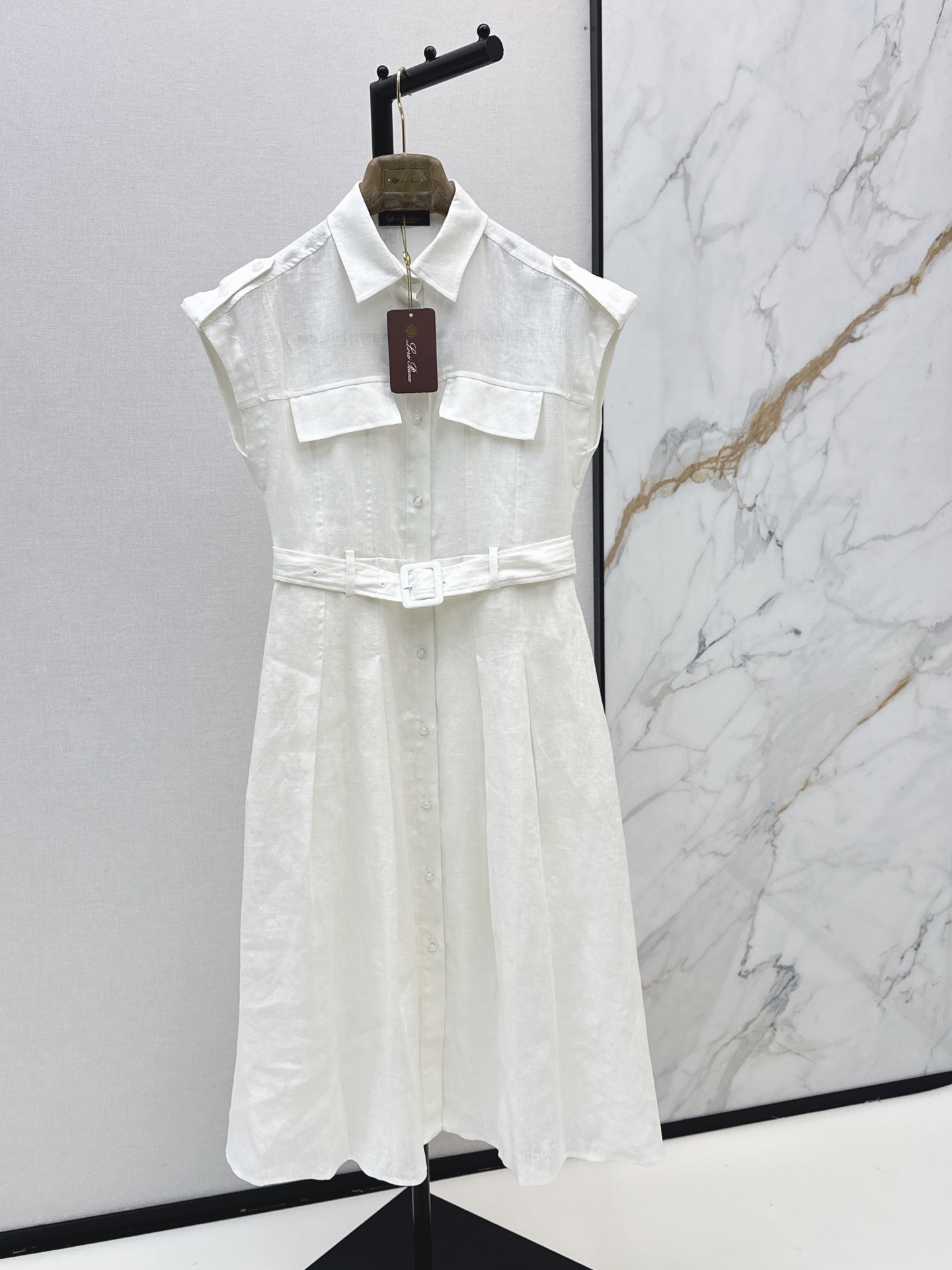 NO:953029,370L 26Ss————The latest Italian minimalist style long linen dress for spring and summer. It can be used for exquisite commuting or fashionable outings. The lapel design modifies the neck. It shows a small face. A super practical dress. The length is below the knee. It reveals the thinnest ankle part. It is particularly slim. A little expert in hiding the flesh. Paired with a belt to divide the golden proportion figure. Two-color sml,,loro piana,skirts,gold,19860909370L 26Ss————春夏最新款意式极简风长款亚麻连衣裙 可精致通勤也可时髦出街 翻领设计修饰颈脖 显脸小 超级实穿的连衣裙 长度在膝盖以下 露出最瘦的脚踝部分 特别显瘦 藏肉小能手 搭配腰带分割黄金比例身材 两色sml,,loro piana,skirts,gold,,Women's clothing