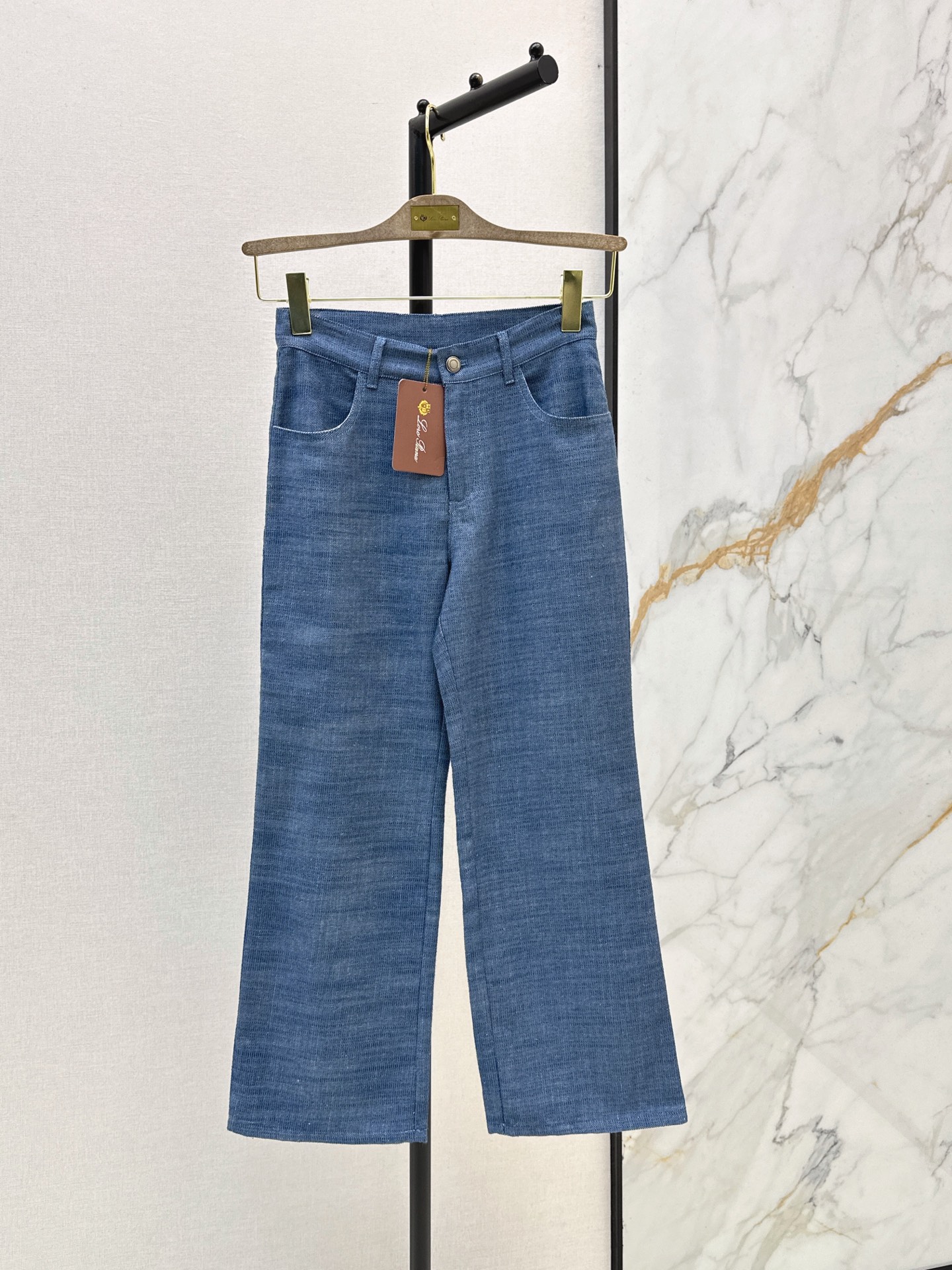 NO:953012,Old money style high-end commuter LP 26Ss——Early autumn latest linen denim suit stand collar pocket decorated jacket + straight nine-point pants. Made of denim linen fabric. The texture is super good. Very high-end. Proper old money style. It can be used for daily gatherings or commuting. Lazy and casual with a sense of vacation. Strong sense of style. One color sml,,loro piana,jackets & coats,19860909老钱风高阶通勤 LP 26Ss————早秋最新款亚麻牛仔套装立领口袋装饰外套+直筒九分裤 采用了牛仔亚麻面料 质感超好 非常高级 妥妥的老钱风 日常聚会或者通勤都可以 慵懒休闲又有度假感 很强的造型感 一色sml,,loro piana,jackets & coats,,Women's clothing