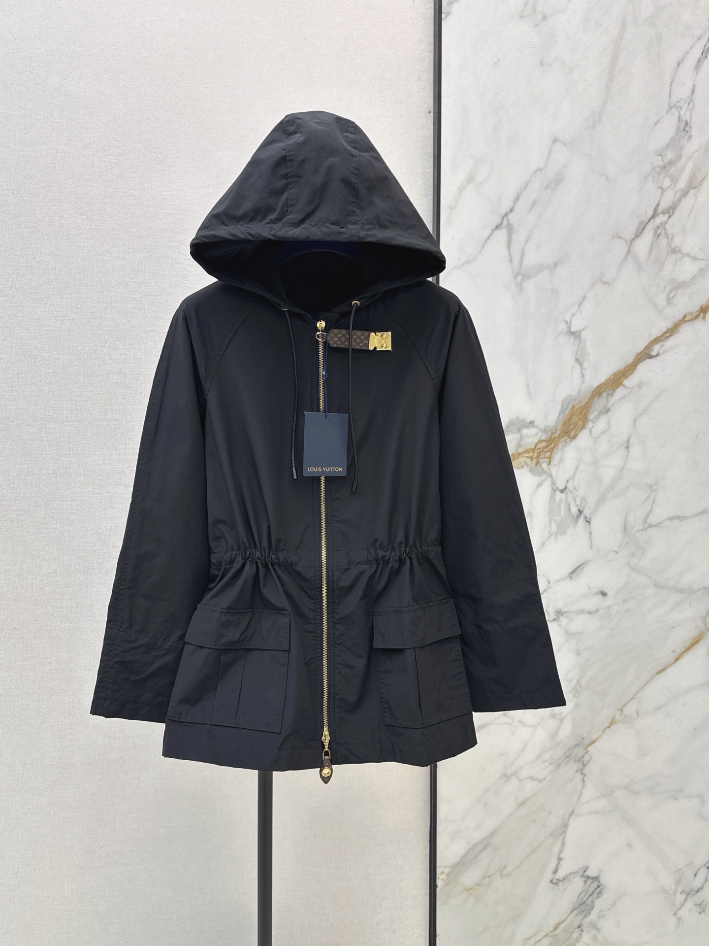 NO:952994,L Family 26Ss————The latest style of early autumn hooded windbreaker decorated with leather loops, the upper body is full of fashionable blogger style. The mid-length hooded design is more fashionable for daily use. It can be worn with a drawstring to tighten the waist or loosely. The developed hardware accessories. The overall texture is online. One color sml,, louis vuitton, jackets & coats, hats,19860909L家 26Ss————早秋最新款皮袢装饰连帽风衣外套上身尽显时髦博主范 中长款连帽设计 款式比较日常时髦 可以抽绳收腰穿也可以宽松两种穿法 开发的五金配件 整体质感在线 一色sml,,louis vuitton,jackets & coats,hats,,Women's clothing