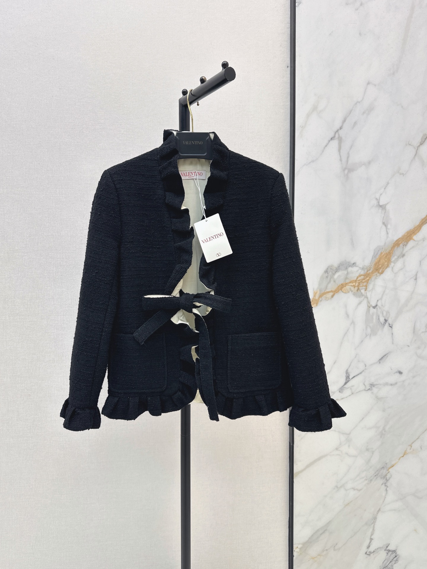 NO:952984,Quan Zhilong's same style VLTN 26Ss - the latest mixed-color ruffled placket decorated jacket for early autumn. Custom-made textured wool knitted fabric. Classic black and white contrasting colors. Full circle ruffled decoration to enhance the atmosphere. The short version shows the proportion when worn. It directly welds the retro nobility to the C position of all-season wear. One color ready for sale sml,, jackets & coats,19860909权志龙同款 VLTN 26Ss————早秋最新款混色荷叶边开襟装饰外套定制的肌理感羊毛编织面料 经典的黑白撞色 整圈荷叶边装饰 提升氛围感 短款版型一穿就显比例 直接把复古贵气焊在了全季穿搭的C位 一色现货发售sml,,jackets & coats,,Women's clothing