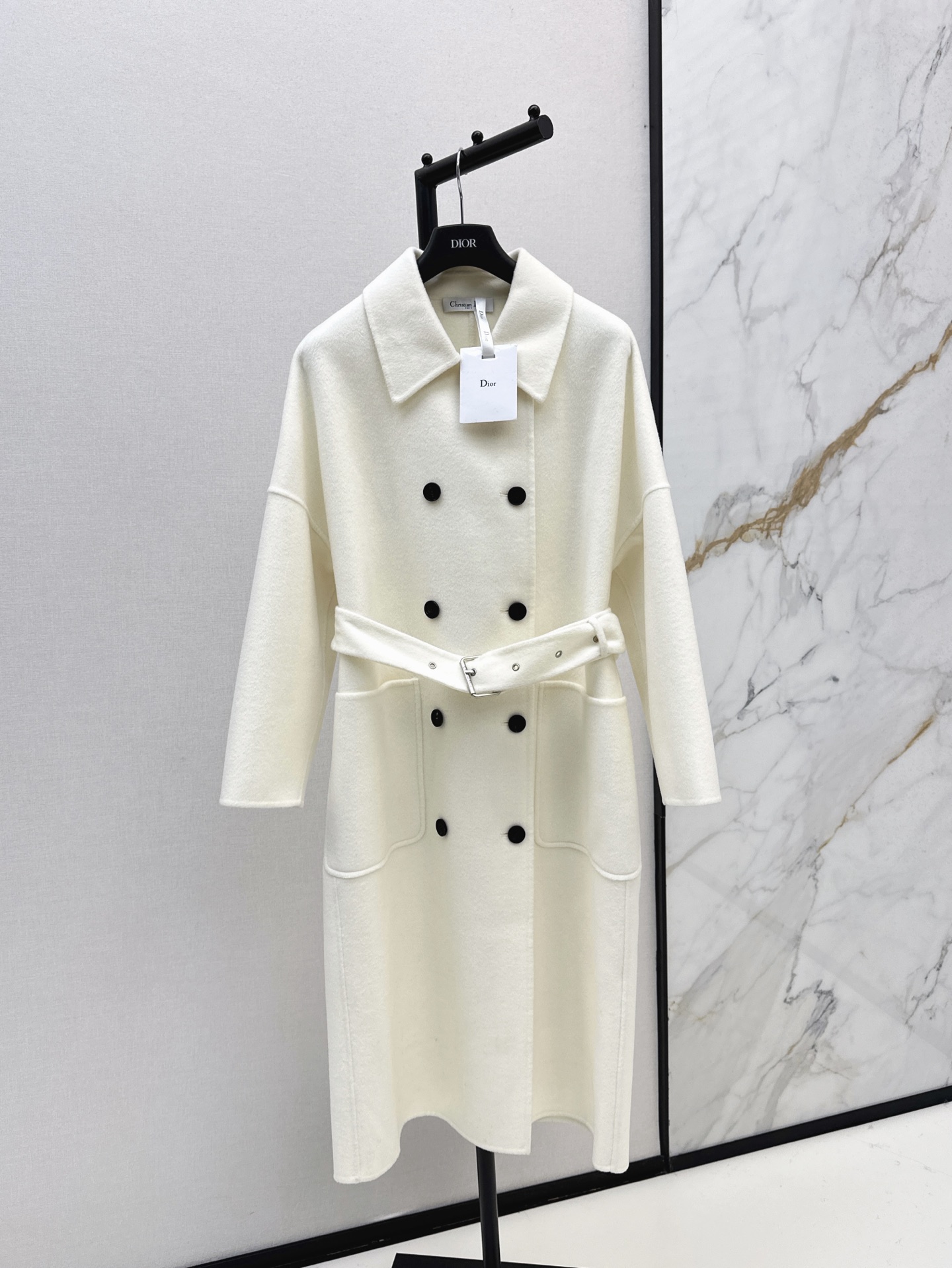 NO:954391,CD 26Ss————Latest double-sided cashmere long coat in autumn and winter, high-end and versatile series. Customized double-sided logo cashmere material feels soft and delicate, purely hand-made. Classic long H version, not picky on the upper body, super high-end, warm and slim. Four colors ready for sale sml,,19860909CD 26Ss————秋冬最新款双面羊绒长款大衣高级百搭系列 定制双面logo羊绒材质手感软糯细腻纯手工制作工艺 经典长款H版型不挑人上身超高级保暖又显瘦 四色现货发售sml,,,Women's clothing