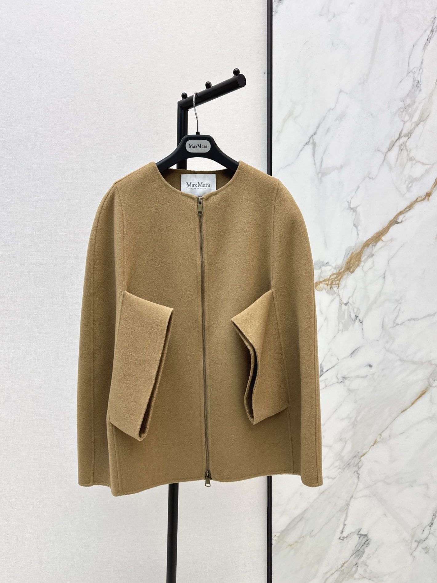 NO:954470,Advanced minimalist style Max 26Ss————The latest bat-sleeve cape coat in autumn and winter, custom made of 10% cashmere 90% woolen fabric. The texture is delicate and wide. The original tailoring style is perfect and easy to control. The classic upper body is extremely elegant and casual and high-end. Three colors are available for sale sml,,19860909高级极简风 Max 26Ss————秋冬最新款蝙蝠袖斗篷大衣定制10羊绒90羊毛呢面料 质感细腻挺阔 原版剪裁版型完美轻松驾驭 经典上身极致优雅的随性高级感 三色现货发售sml,,,Women's clothing