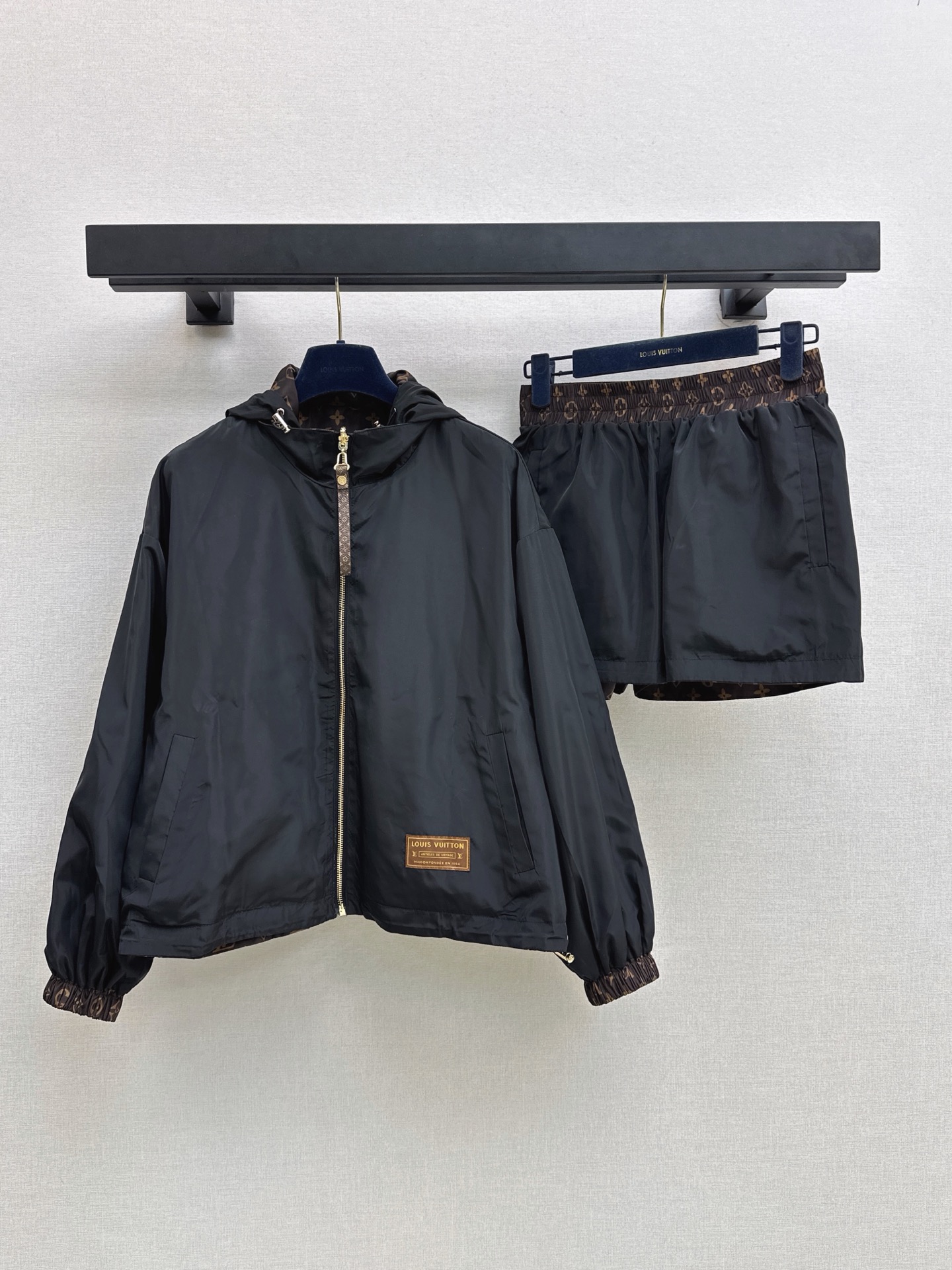 NO:954446,Ljia 26Ss————The latest spring and summer double-wearable nylon suit presbyopic hooded jacket + elastic waist shorts. Thin windproof nylon fabric. The upper body is light and weight-free. Suitable for daily outings. Classic all-over presbyopic pattern. Highly recognizable. Retro and fashionable. The complete set has a stronger atmosphere. Metal zipper with presbyopic leather zipper tab. Exquisite and advanced details. One color sml,,louis vuitton,shorts,jackets &  coats, hats,19860909L家 26Ss————春夏最新款双面可穿尼龙套装老花连帽外套+松紧腰短裤 轻薄防风尼龙面料 上身轻便无负重感 适合日常出游 经典满印老花图案 辨识度高复古时髦 成套搭配氛围感更强 金属拉链搭配老花皮饰拉链袢 细节精致高级 一色sml,,louis vuitton,shorts,jackets & coats,hats,,Women's clothing