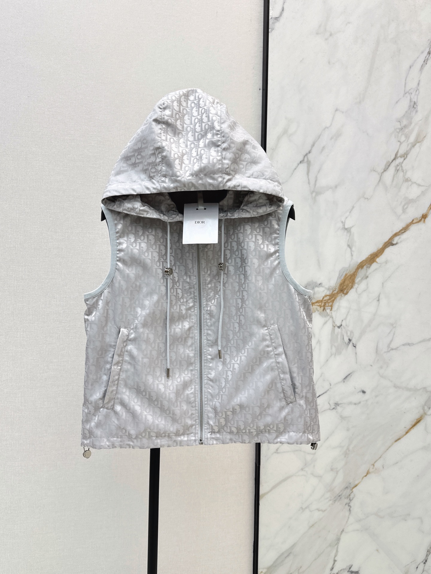 NO:954428,CD 26Ss————Early autumn latest high-end gray series classic presbyopic hooded short vest jacket imported Oblique jacquard memory silk fabric shows sporty style. The drawstring at the hem is freely adjustable to create a rich and diverse handsome style. One color sml,,jackets & coats,hats,19860909CD 26Ss————早秋最新款高级灰系列经典老花连帽短款马甲外套进口 Oblique 提花记忆丝面料彰显运动风范 下摆抽绳自由调节设计 打造丰富多元的帅气风格 一色sml,,jackets & coats,hats,,Women's clothing
