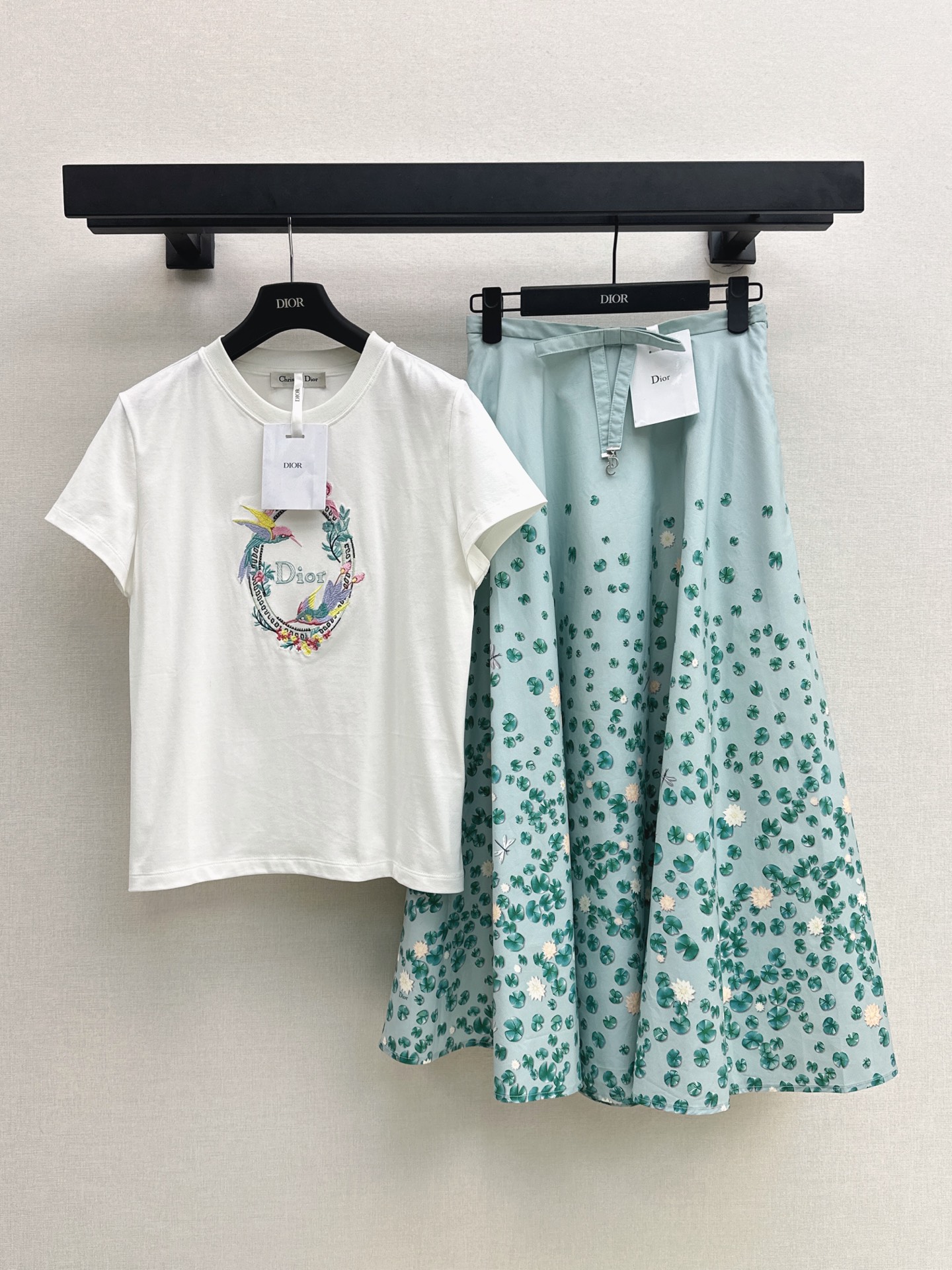 NO:954410,CD 26Ss————The latest round-neck T-shirt with floral pattern embroidery in early autumn is very dense and feels super good. It is a really hard-working one. The details are perfect. The regular version. The upper body is not picky at all. It is simple and generous. It instantly enhances the temperament. One color sml, tees, t-shirt,19860909CD 26Ss————早秋最新款花卉图案刺绣圆领T恤密度很高 手感超好 真的费劲心血的一款 细节完美 常规版型 上身完全不挑人简单大方 瞬间提升气质 一色sml,,tees，t-shirt,,Women's clothing