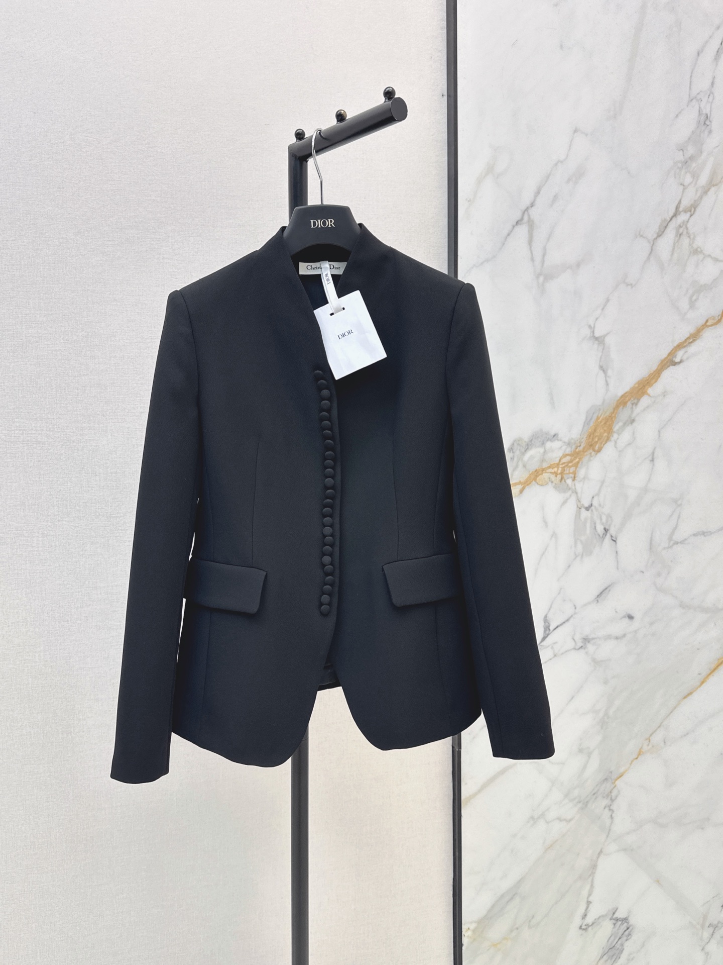NO:954400,CD 26Ss————The latest simple and elegant suit jacket for early autumn. Very high-end imported texture. Pay close attention to the details. The upper body is very sassy. Clean and classy. It enhances the temperament. It completely complies with the standard of high-end ready-to-wear. It is impossible not to love it. It is a must-have item for girls with temperament. Two-color smlxl,, jackets & coats, business suit,19860909CD 26Ss————早秋最新款简洁大气西装外套 非常高级的进口质地 仔细看细节 上身非常飒 干净有品 提气质 完全按照高定成衣水准 无法不爱 气质MM必入单品 两色smlxl,,jackets & coats,business suit,,Women's clothing