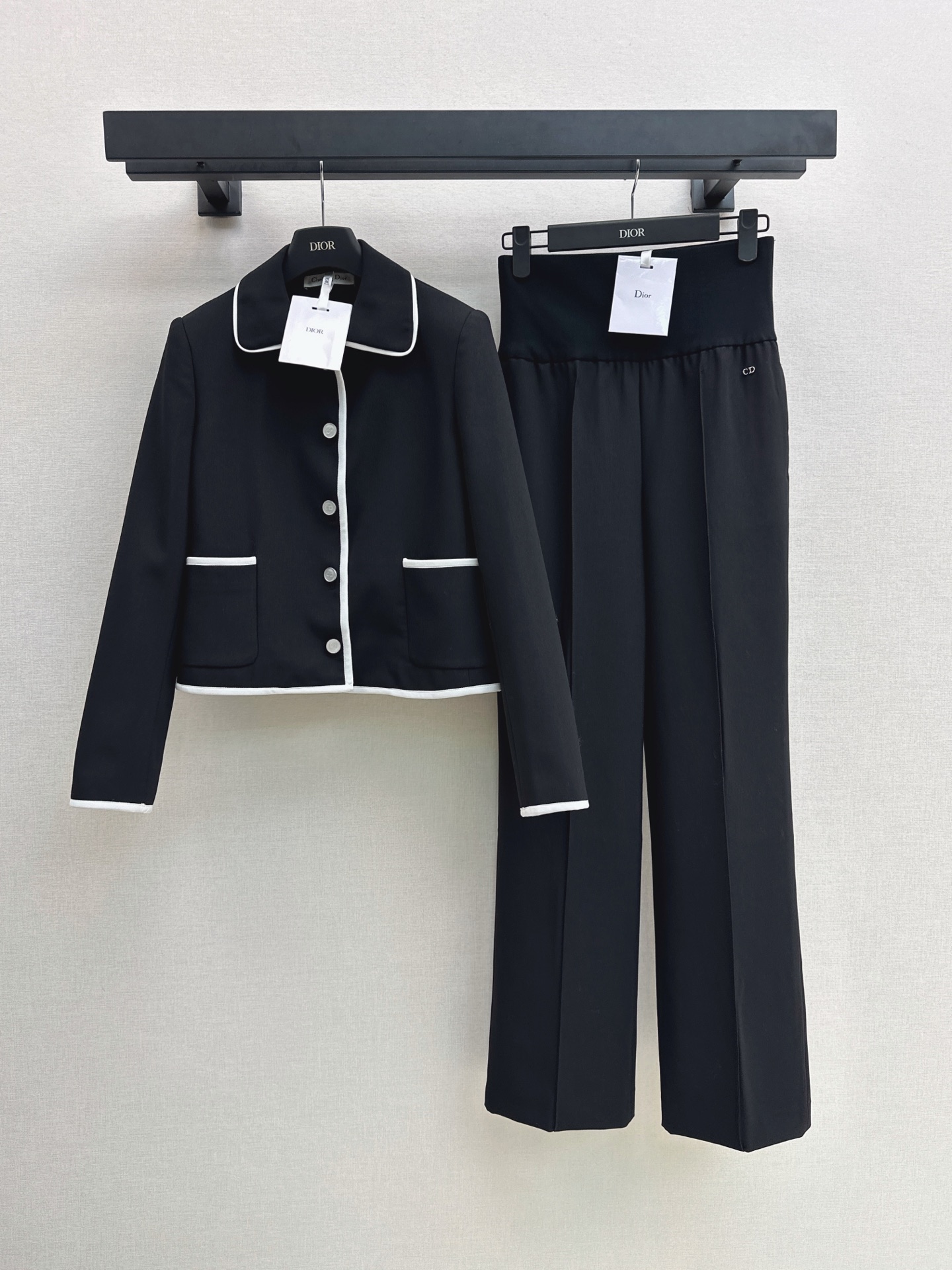 NO:954465,CD 26Ss - the latest early autumn contrasting edged lapel jacket. Classic design. The upper body is exquisite and capable. Easy to match. Customized imported fabrics are crisp and stylish. Full of high-end and full of texture. One color smlxl,,jackets & coats,19860909CD 26Ss———早秋最新款撞色镶边翻领外套 经典款设计 上身精致又干练得体 搭配起来随心应手 定制的进口面料挺括有型 满满的高级感 质感十足 一色smlxl,,jackets & coats,,Women's clothing